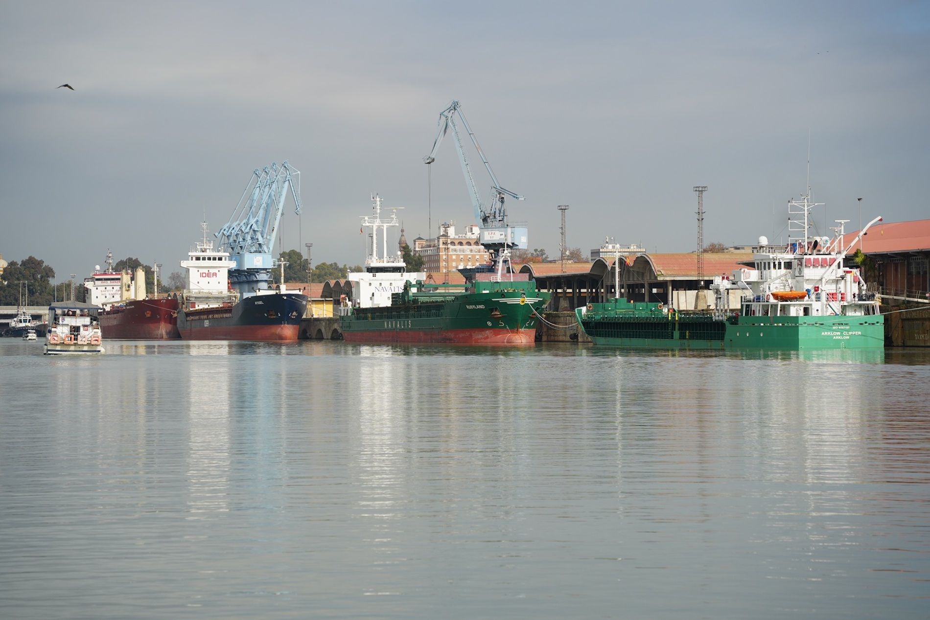 tres buques atracados en puerto Sevilla Tablada tres buques atracados en puerto Sevilla Tablada