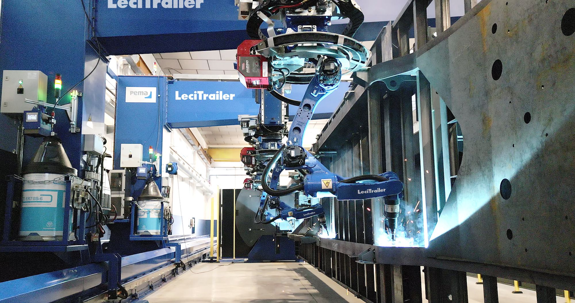 Línea de soldadura robotizada de chasis en la planta de Casetas de Lecitrailer.