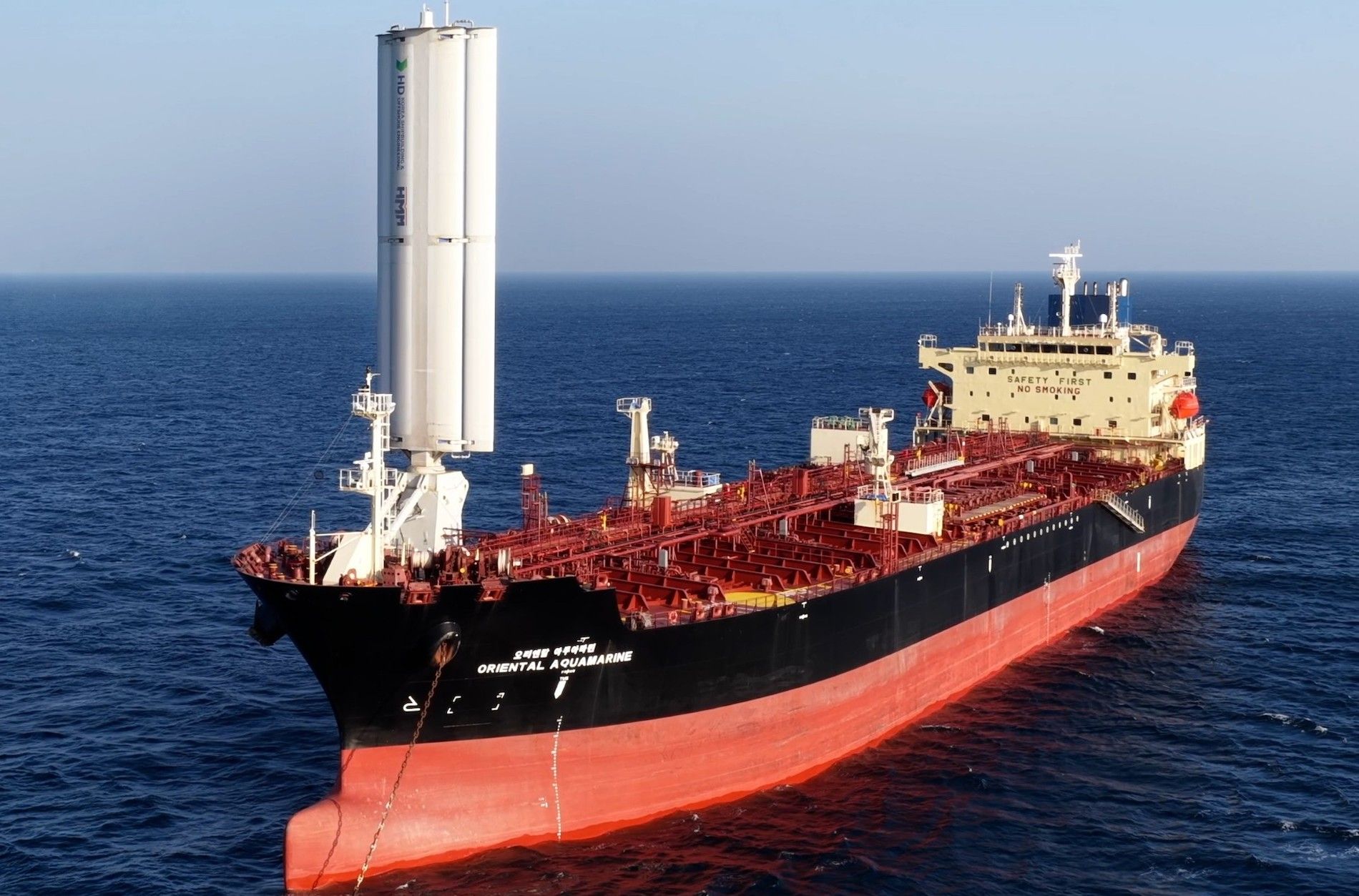 Las velas son especialmente aptas para barcos que, como los graneleros, no llevan carga en cubierta.