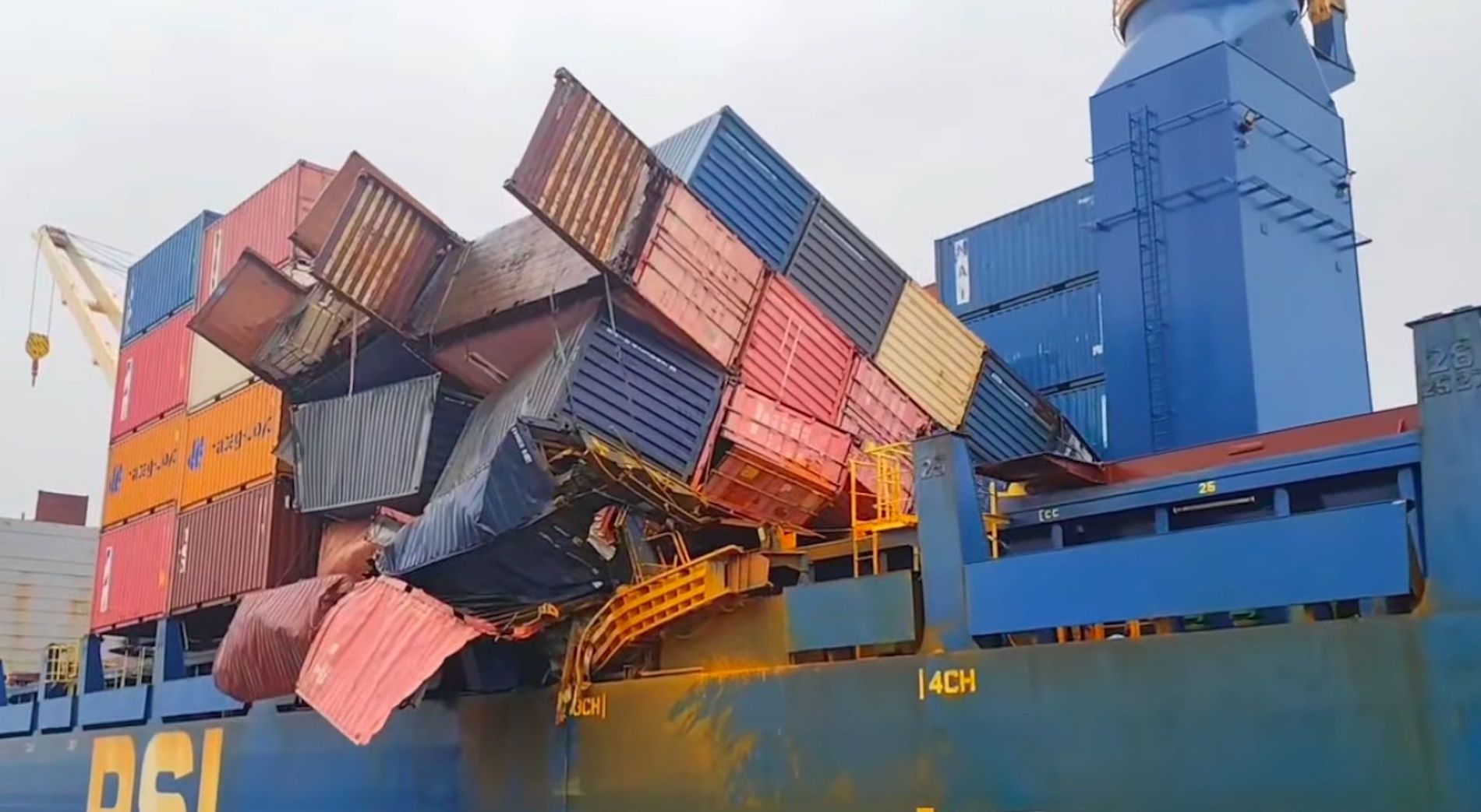 El buque lleva principalmente granito, cacao y aceite de palma.