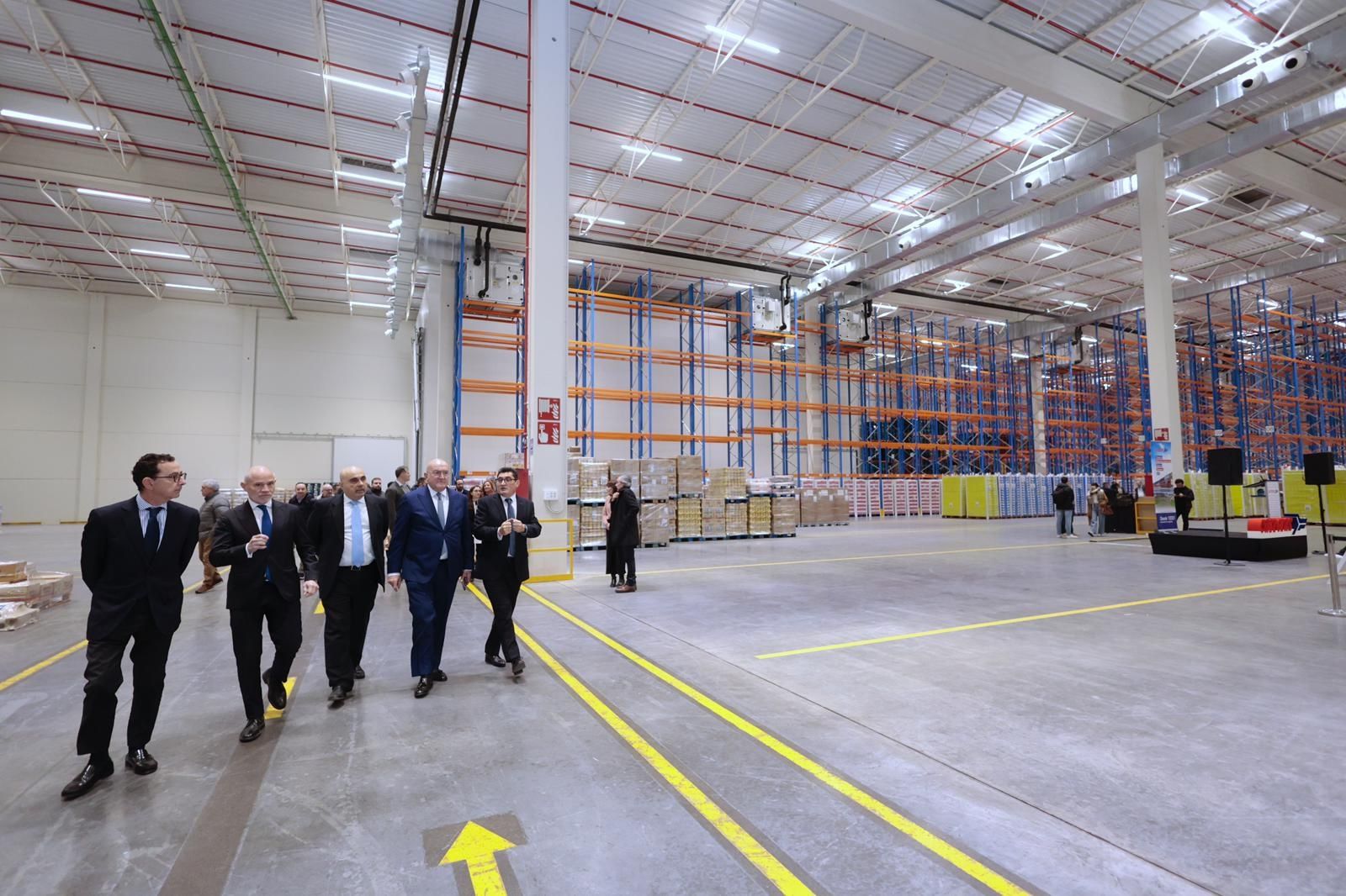 La nave cuenta con una superficie total de 14.000 metros cuadrados.