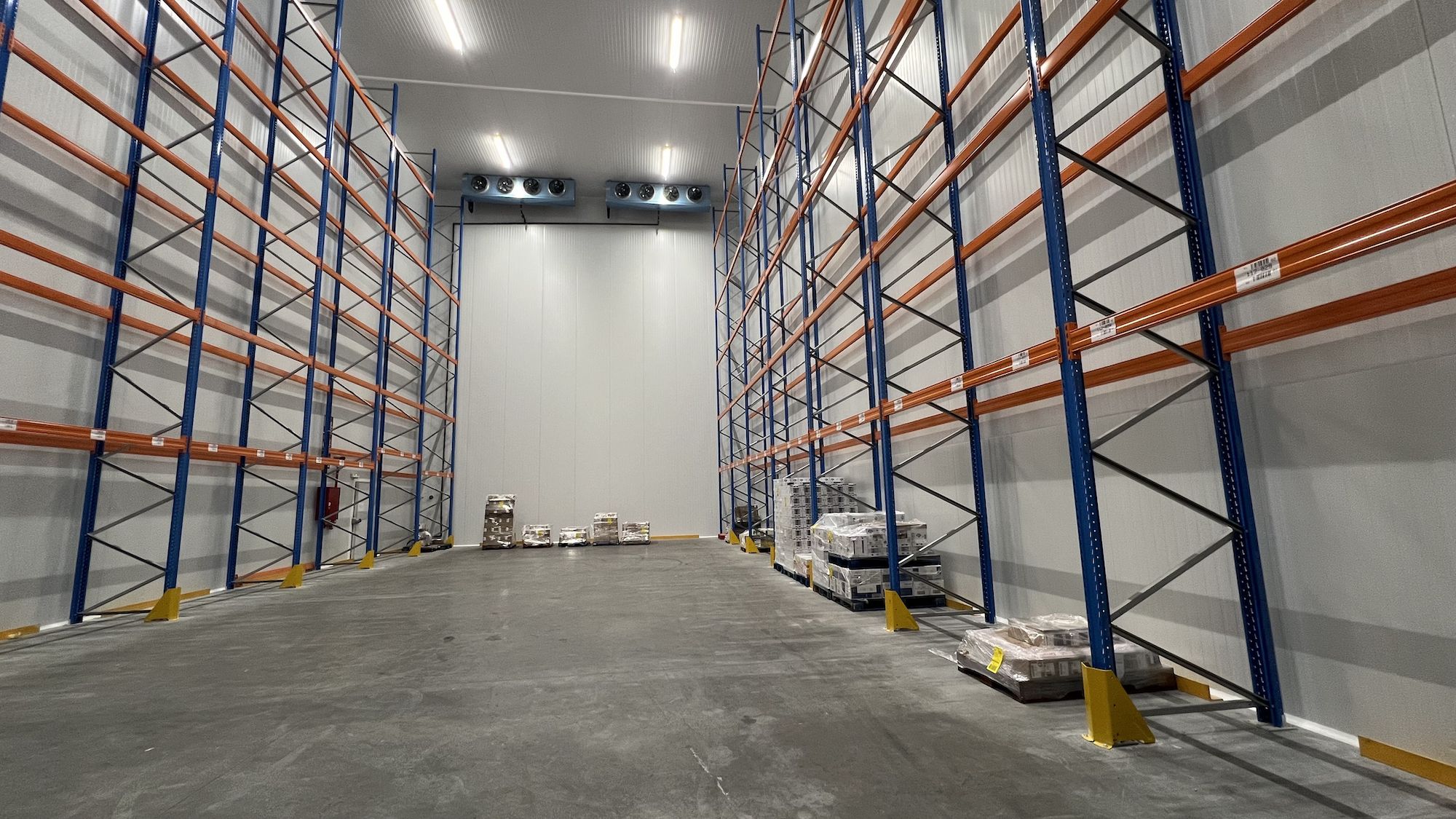 Cámara a temperatura controlada para productos entre 2ºC y 6ºC. Cámara a temperatura controlada para productos entre 2ºC y 6ºC.