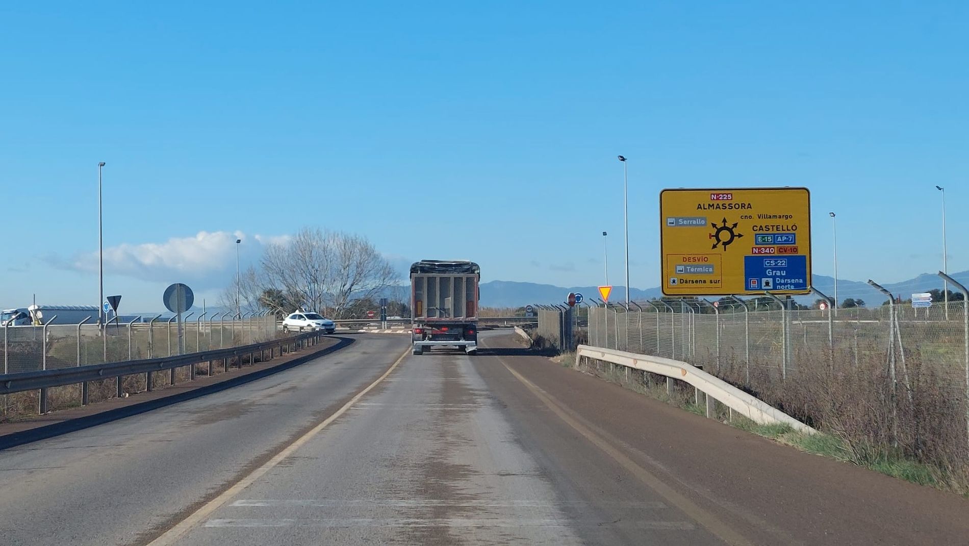 Se trata del único acceso autorizado para vehículos pesados a la dársena sur del puerto.