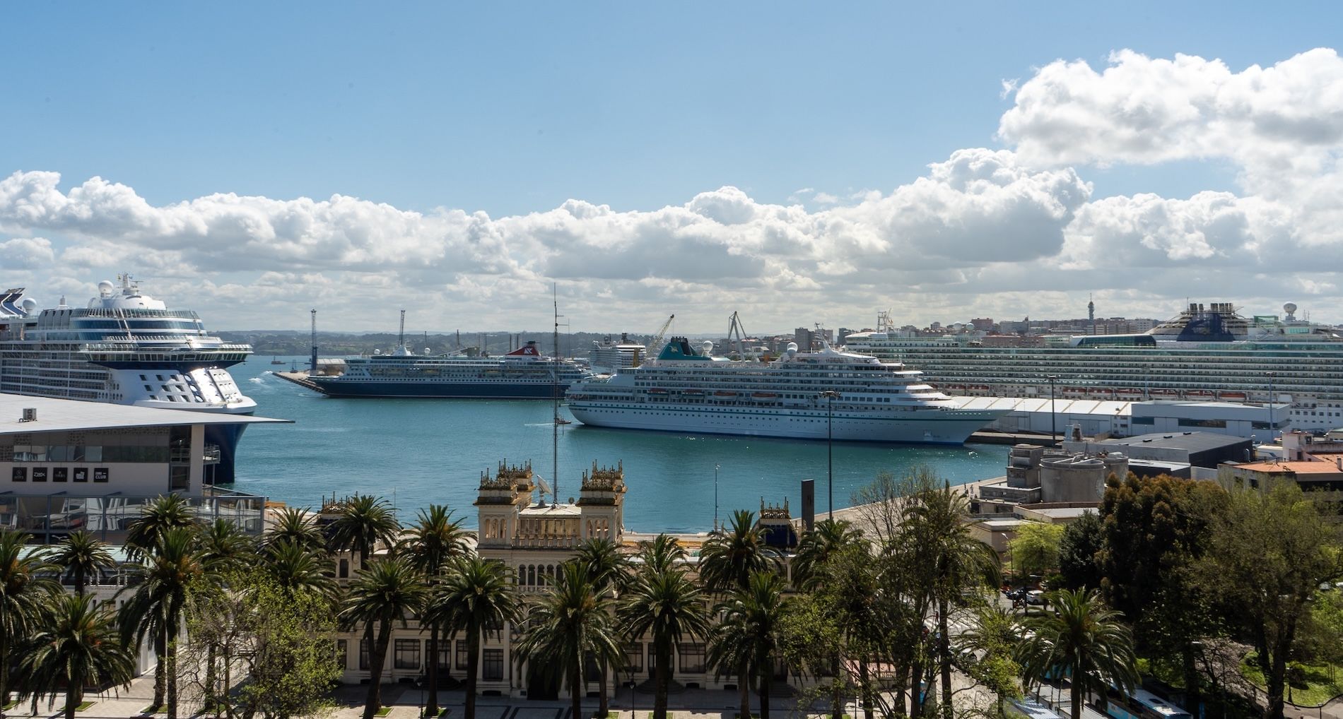 Cruceros en el puerto de La Coruña