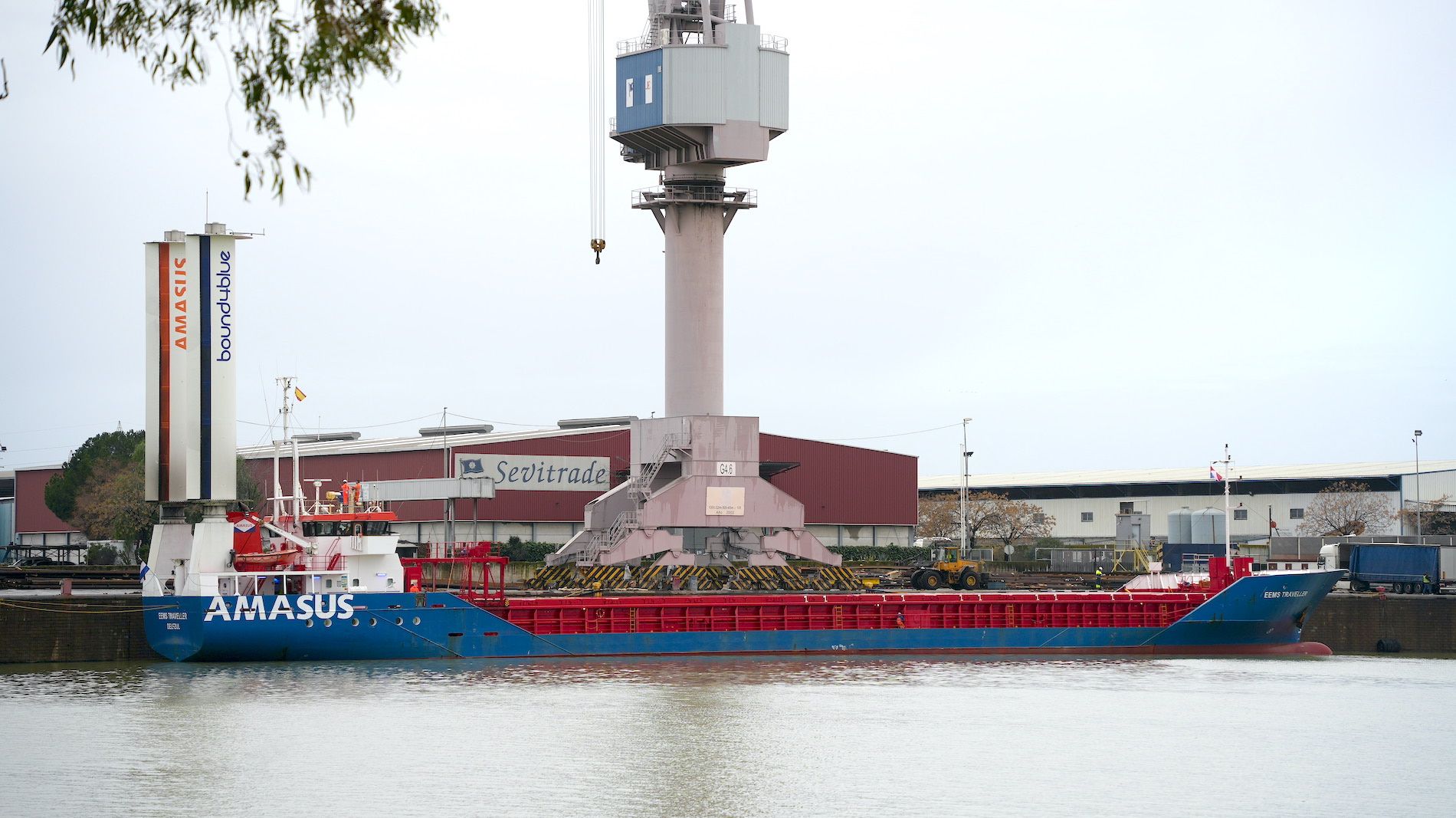 Buque Vela Electrica Graneles puerto Sevilla