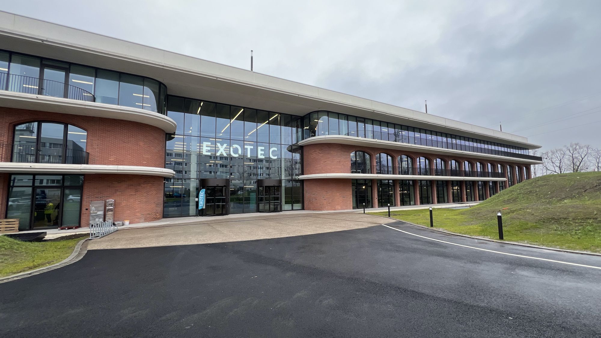 La nueva sede cuenta con una superficie total de 25.000 metros cuadrados construídos.