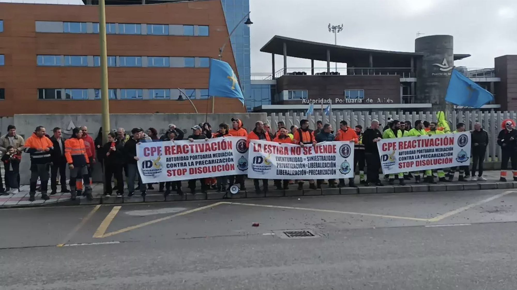 El colectivo de los estibadores ha anunciado diez jornadas de huelga, con movilizaciones hasta el día 20 y nuevas convocatorias del 23 al 27 de febrero.