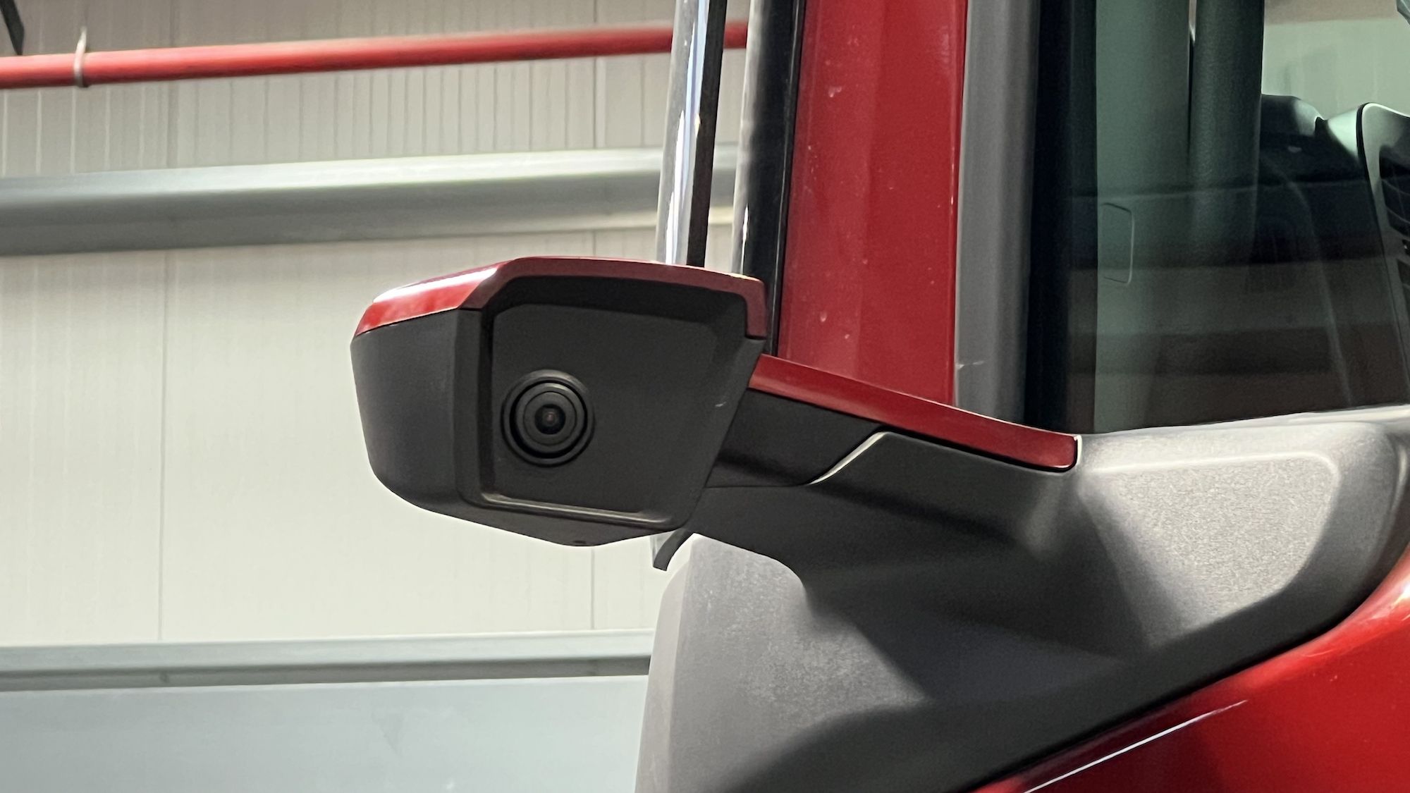 La cámara se ubica a la altura del borde inferior de la ventanilla.