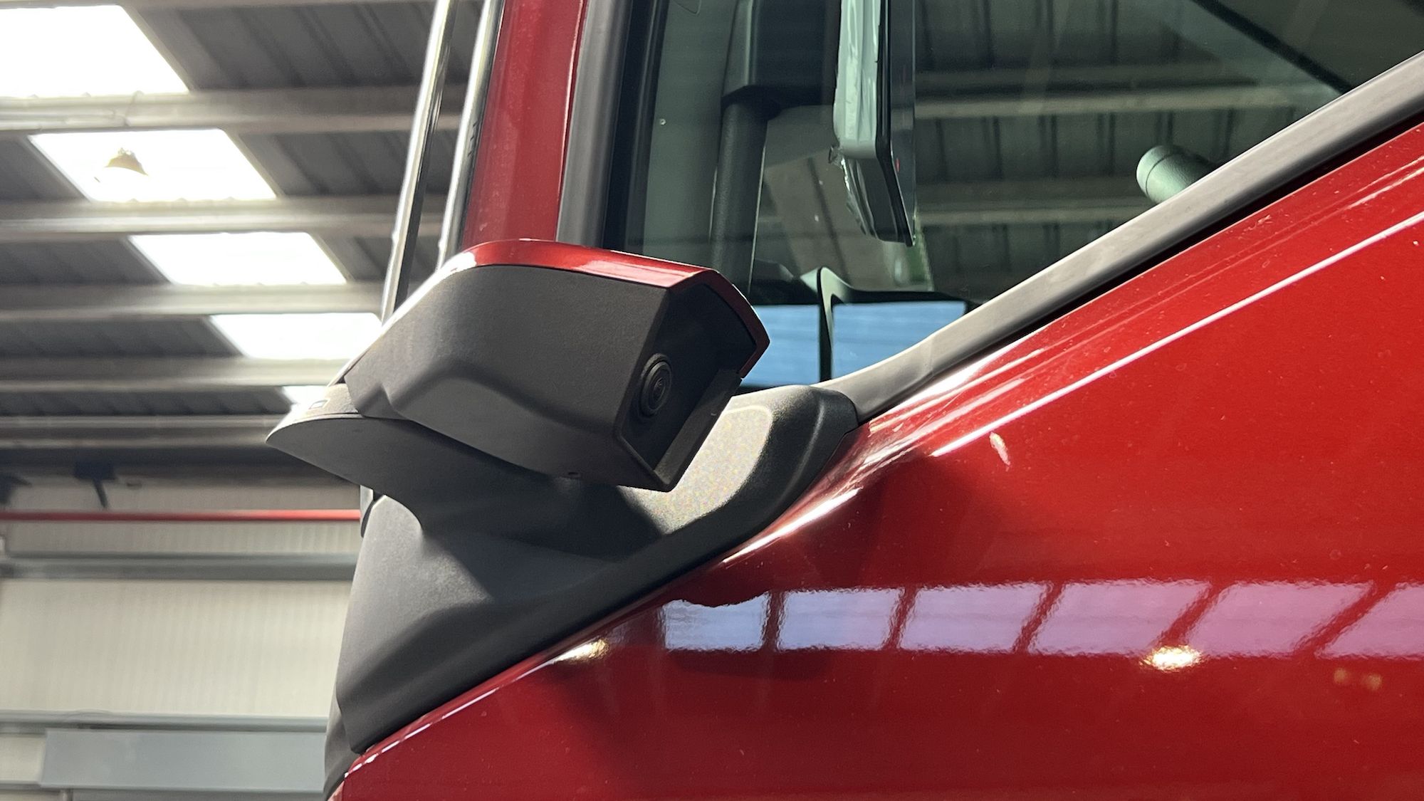 El brazo sobre el que va montada la cámara se puede plegar.