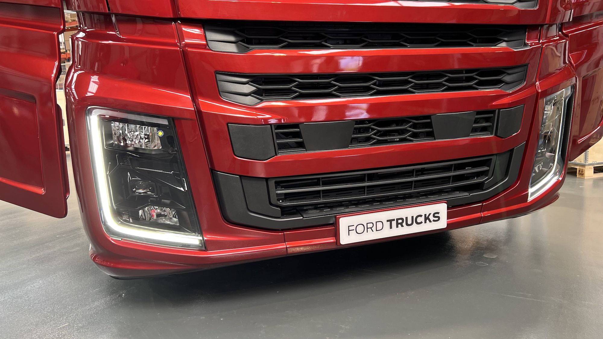 Ford Trucks F Max GEN2 opticas delanteras con luces LED.