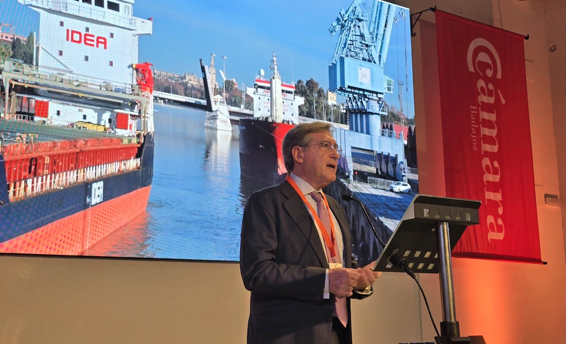 El presidente del puerto de Sevilla, Rafael Carmona, ha explicado que un 13% de su tráfico corresponde a Extremadura.