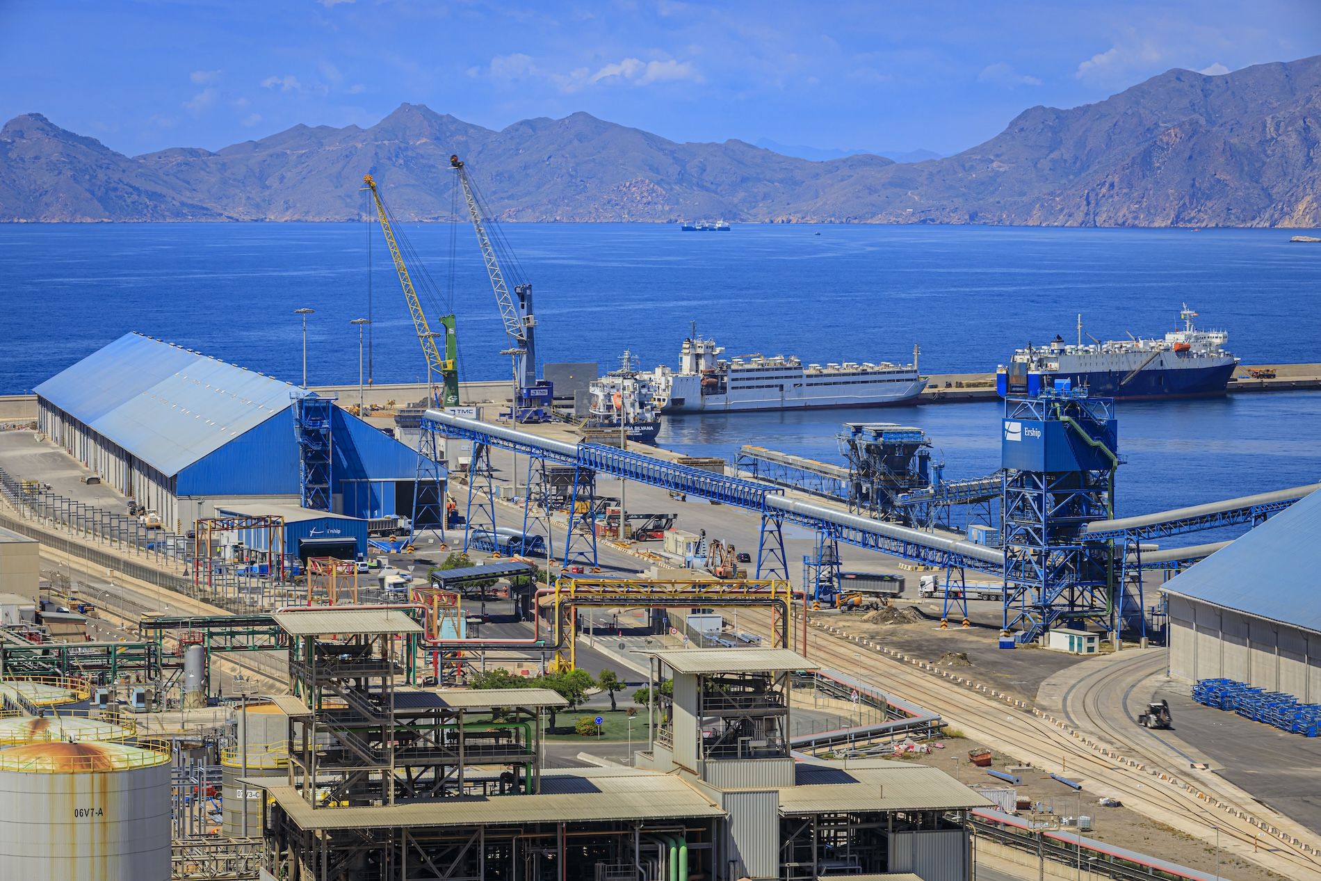 El proyecto contempla la definición completa de una nave industrial-almacén y la urbanización de la parcela donde se ubicará.