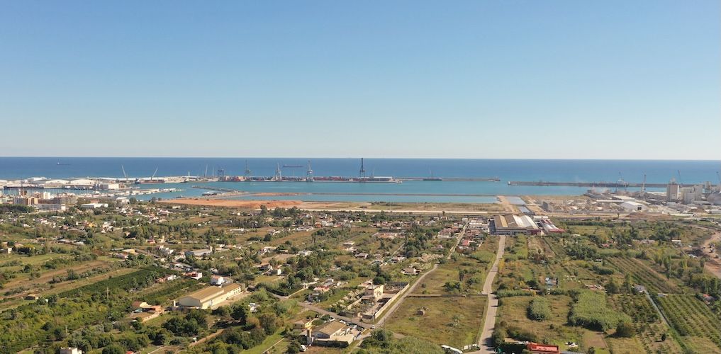 La actuación objeto de la ayuda se corresponde con la Fase I del Proyecto Muelle Ribera de Costa en la dársena sur del puerto.