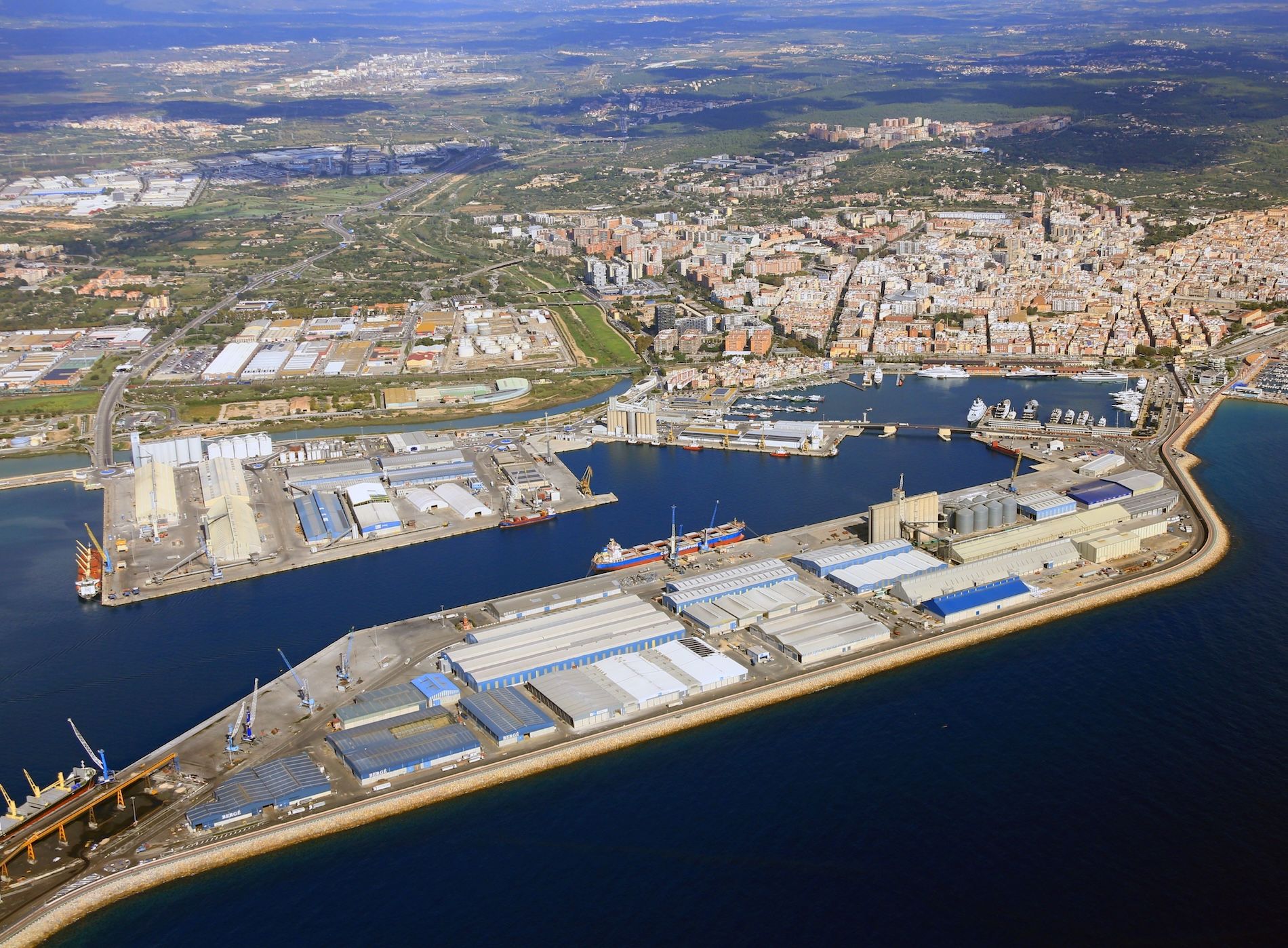 En las nuevas concesiones del Muelle de Aragón, se dará preferencia a la expedición de mercancías por vía ferroviaria.