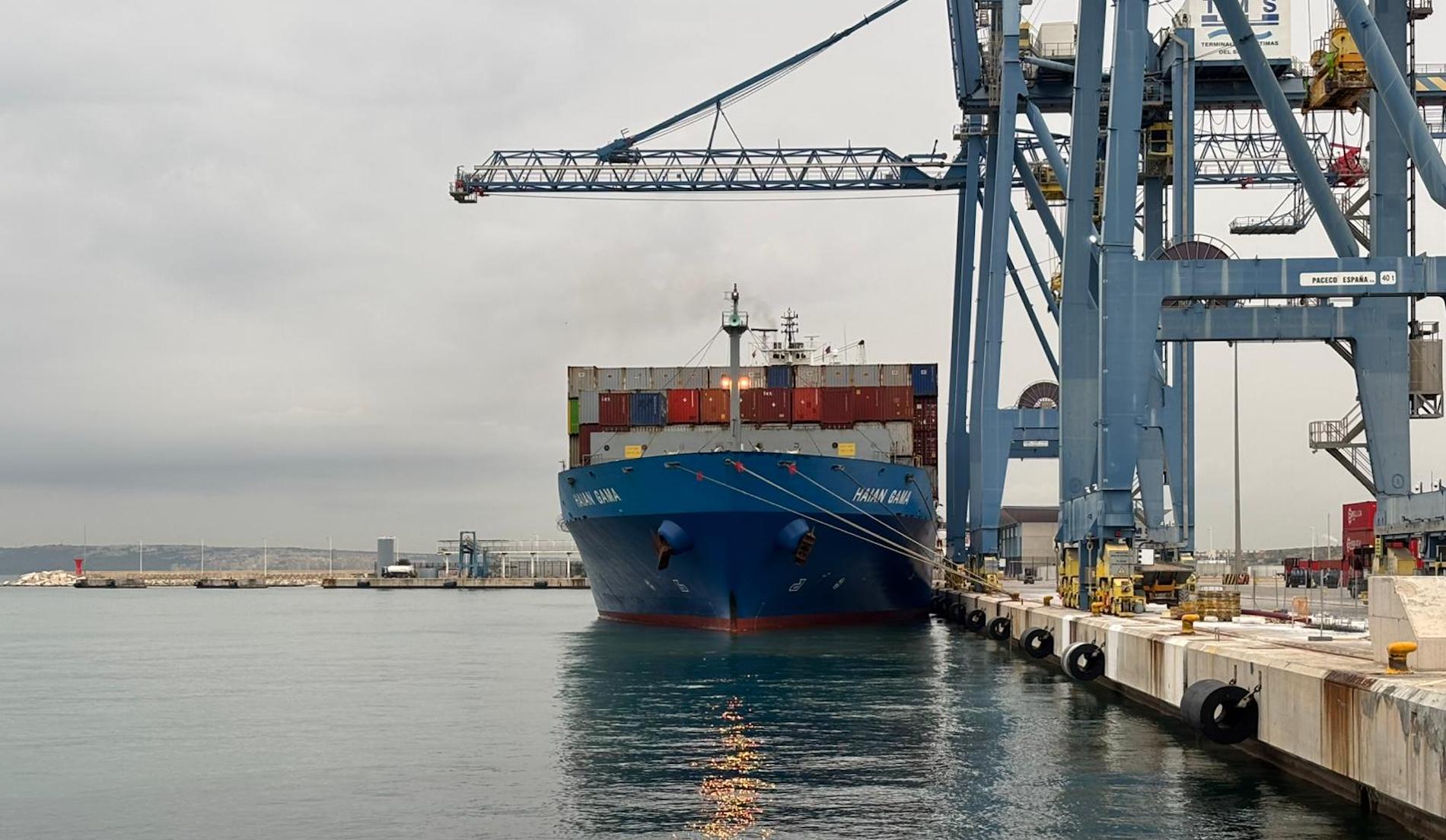 portacontenedores Maersk atracado en el puerto de Alicante
