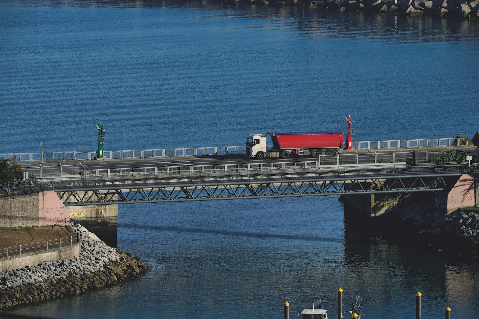 El transporte terrestre es fundamental para la operativa portuaria.