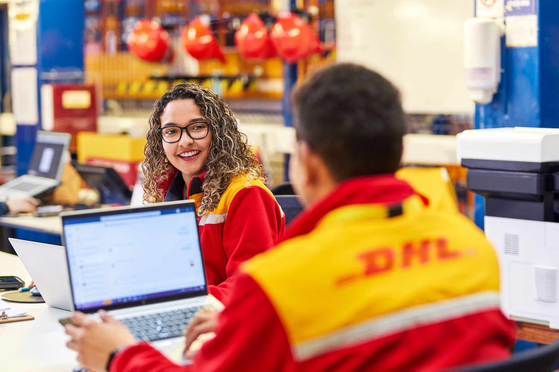 dhl supply chain trabajadores almacen