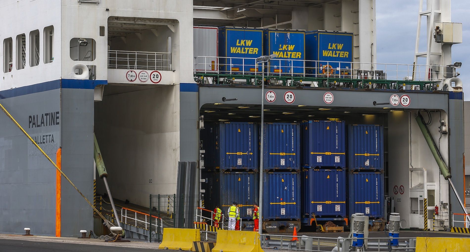 contenedores en buque ro ro puerto Santander