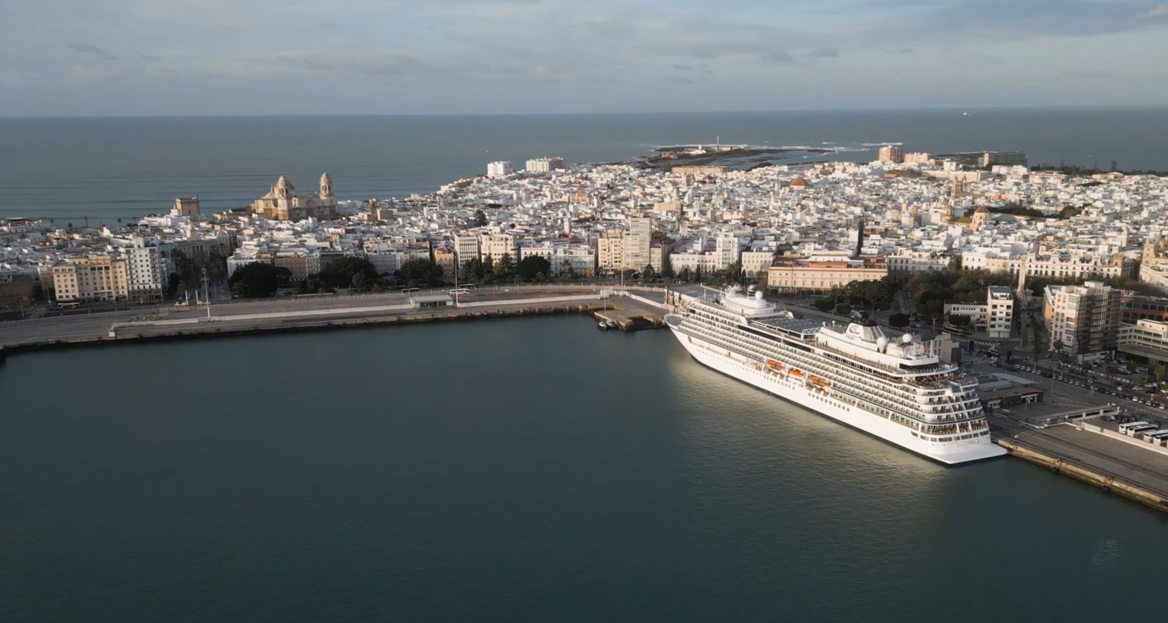 Vista aerea crucero puerto Cadiz