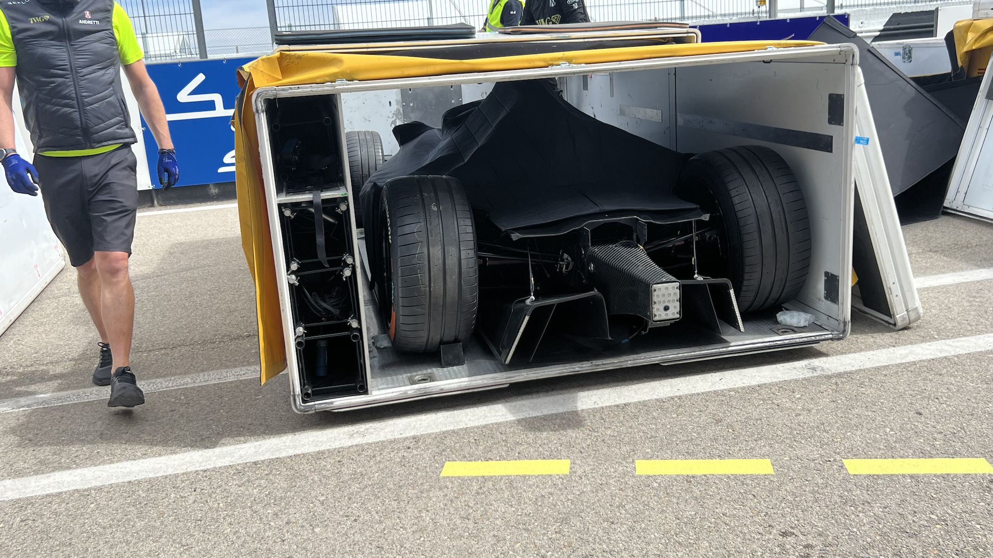 Los coches de la Formula E se trasladan en contenedores especiales.