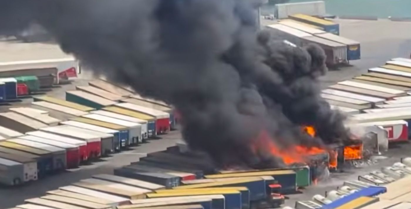 Tras casi tres horas de trabajo de los bomberos, el incendio quedó controlado alrededor de las 16:00 horas.