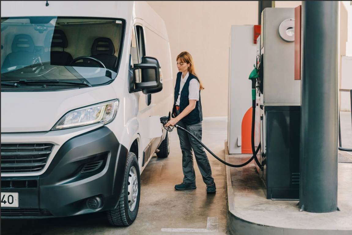 Furgoneta repostando combustible Furgoneta repostando combustible