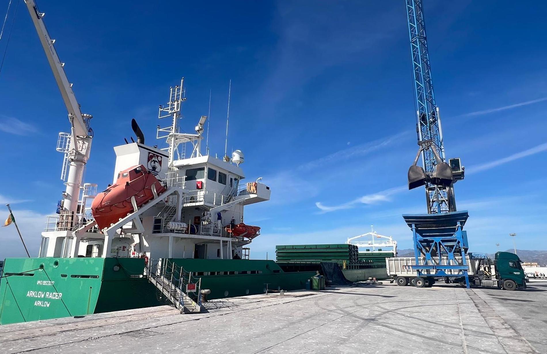 Los graneles sólidos impulsan las exportaciones de la rada granadina.