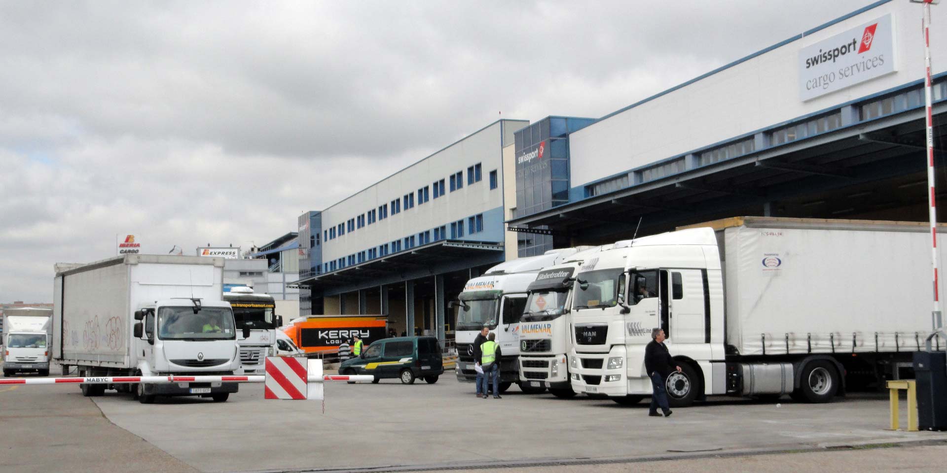 Camiones aparcados terminal Swissport 2