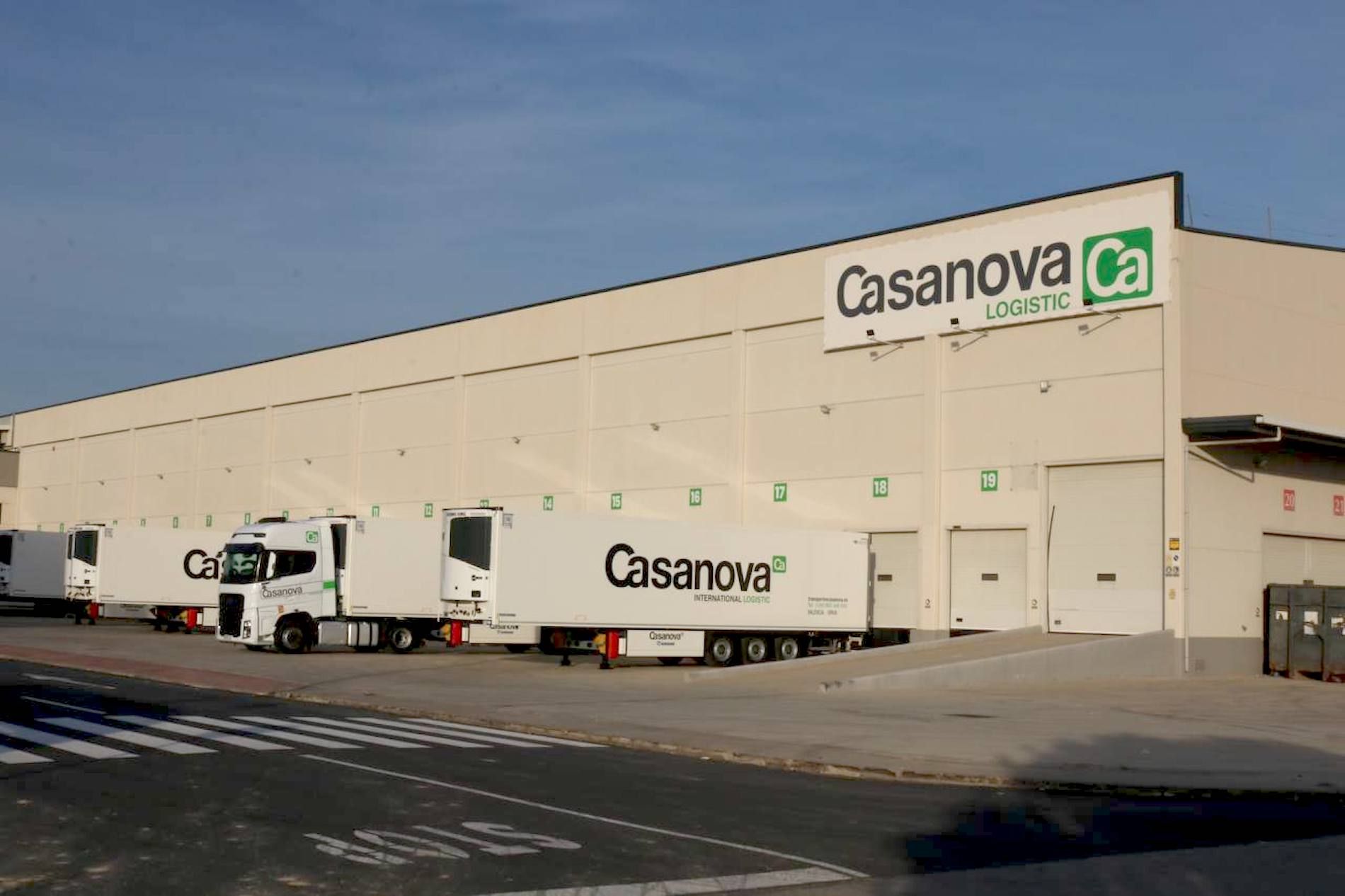 nave Transportes Casanova Lumbreras con camiones en muelle nave Transportes Casanova Lumbreras con camiones en muelle