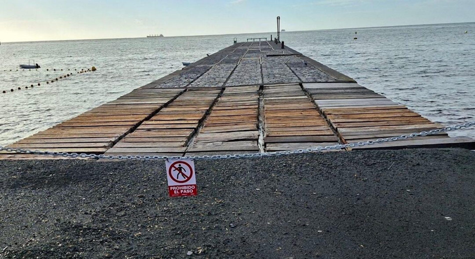 Las estructuras se encuentran en el muelle de Cory en el de la playa de la Alemana.