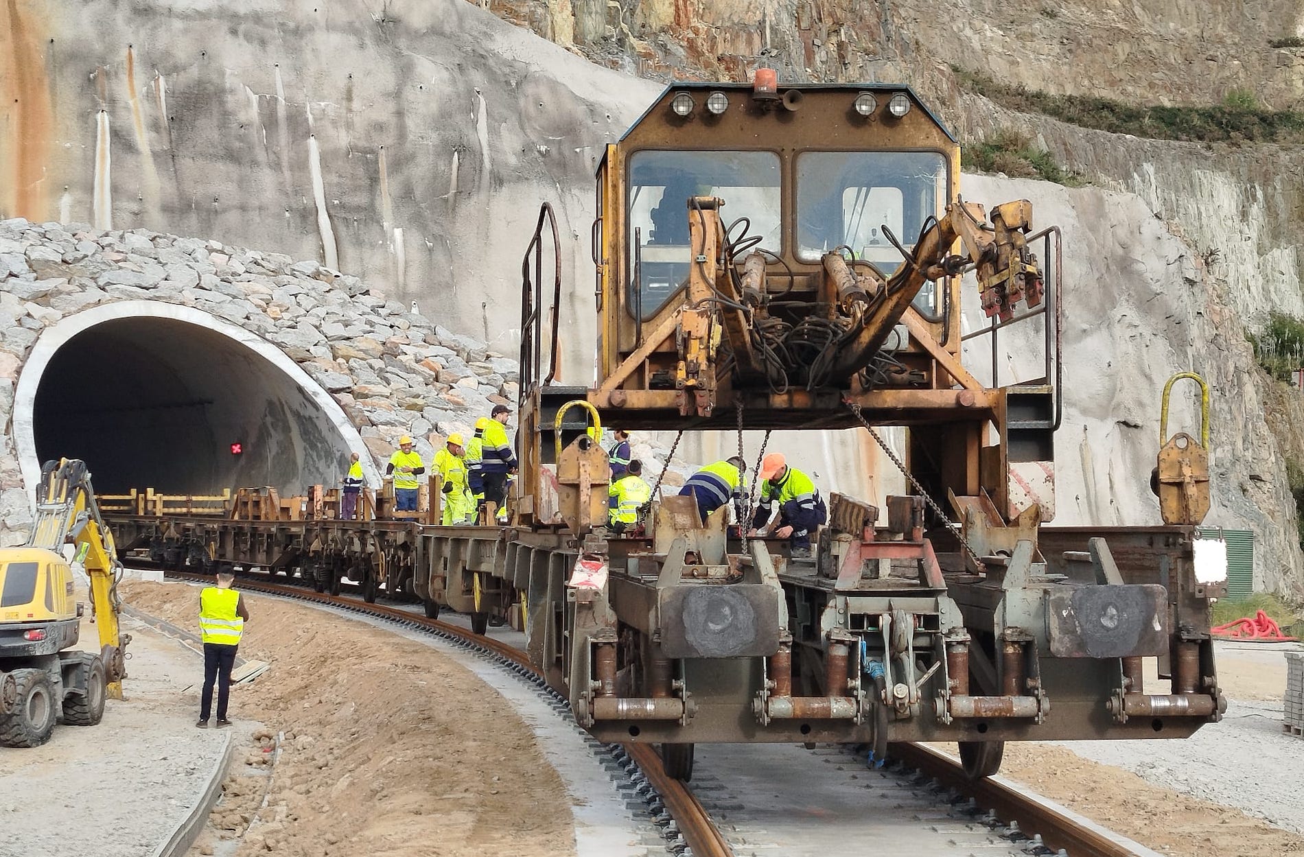tren carrilero en obras acceso ferroviario punta langosteiirapuerto coruna