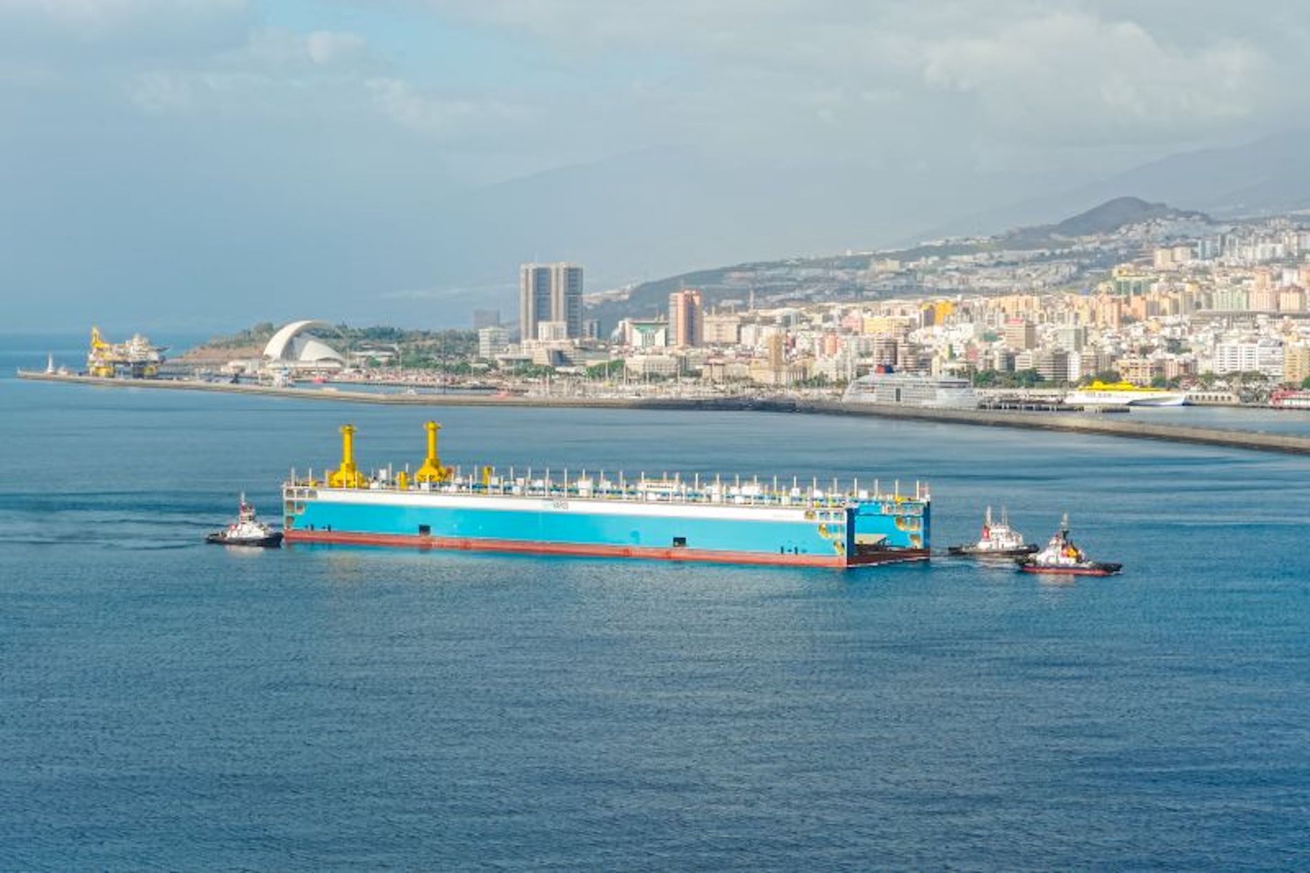 El equipo tiene 240 metros de eslora y una capacidad de elevación de 22.000 toneladas.