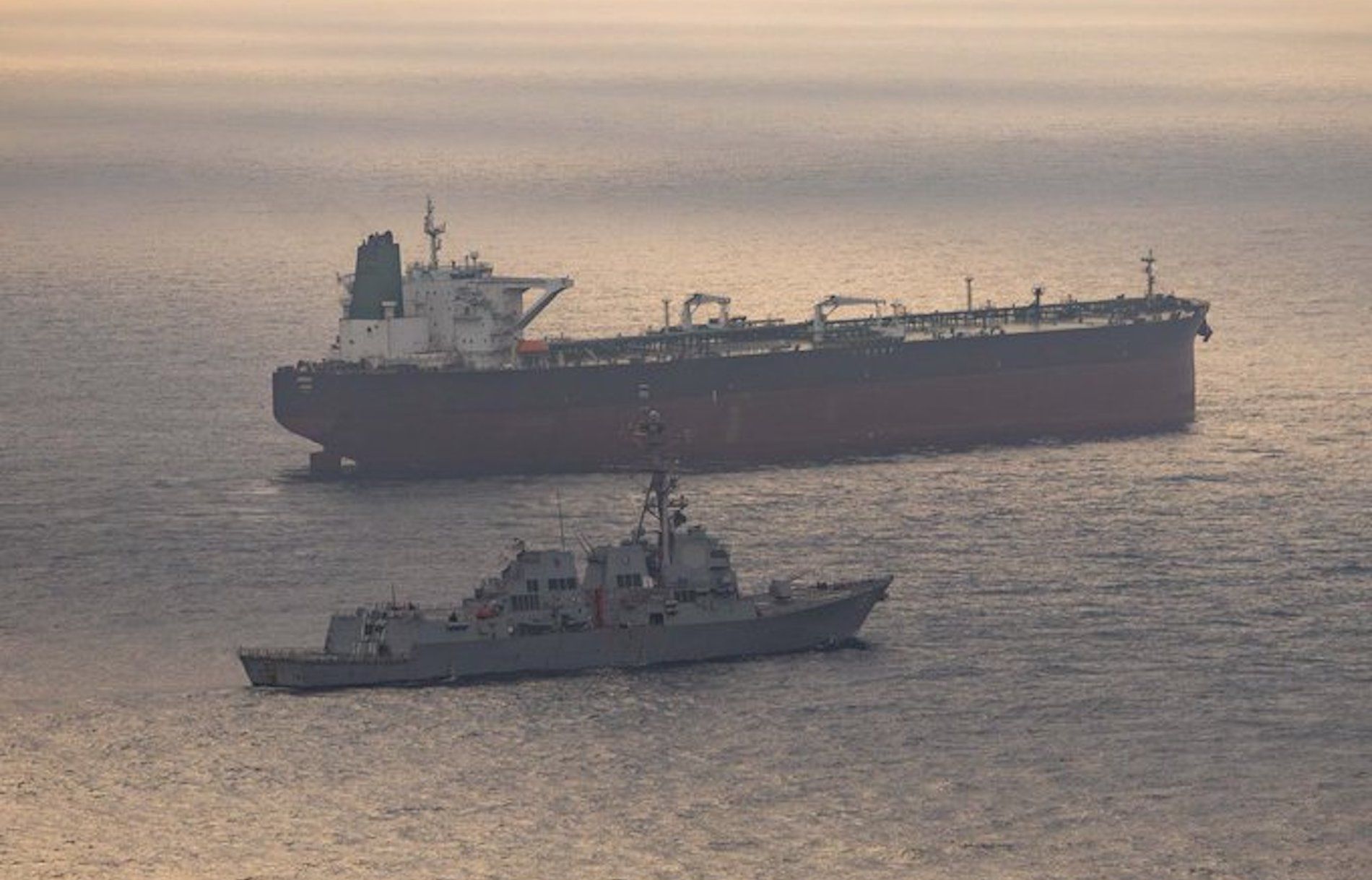 buque de guerra Estados Unidos en Ormuz granelero