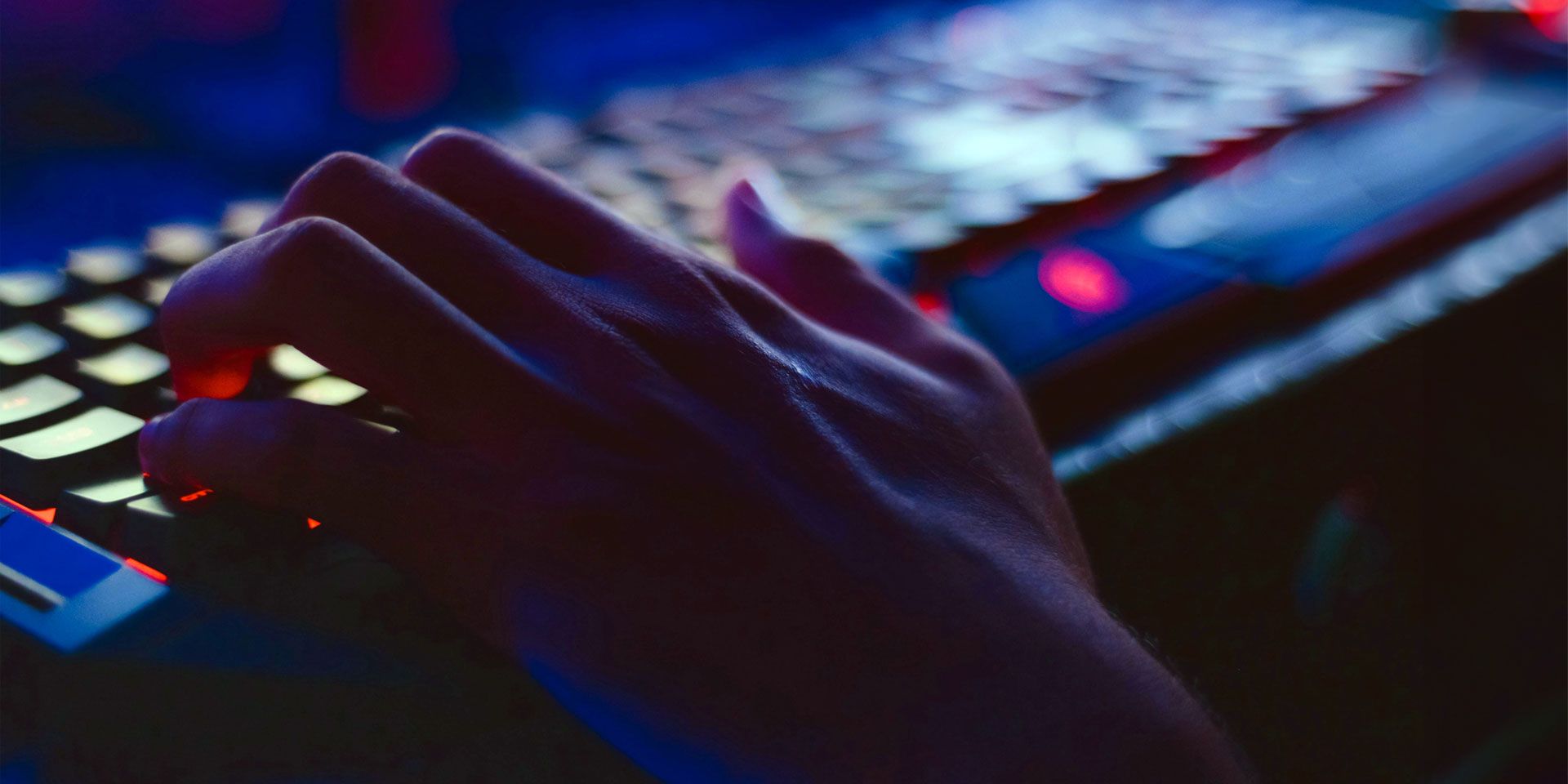 mano teclado azul