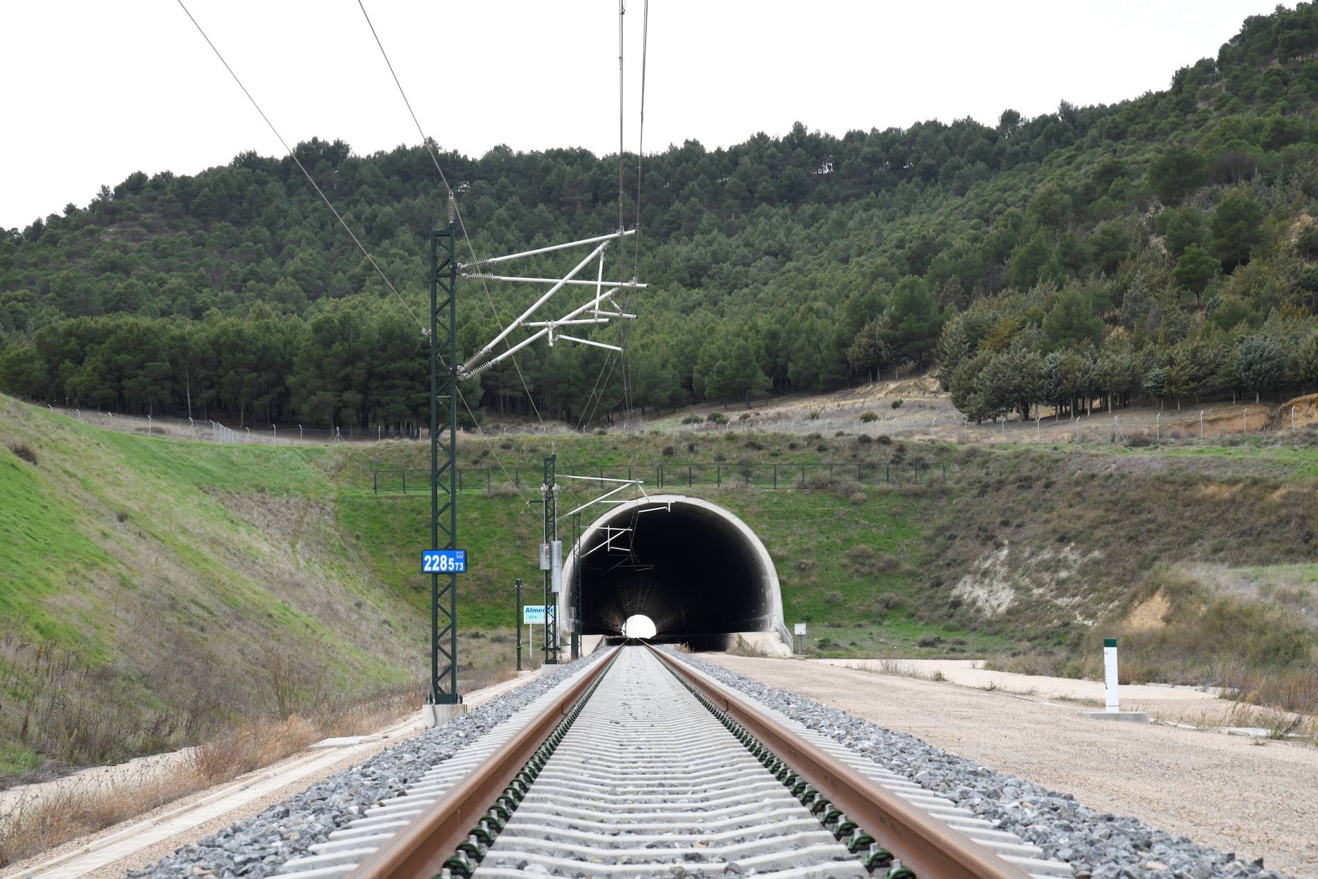 Tunel de Almendro ferrocarril intermodal