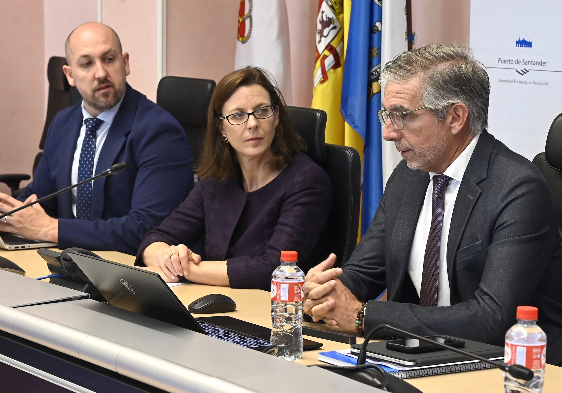Francisco Álvarez y Sarah Cowley, de la Embajada Británica, junto a César Díaz, de la Autoridad Portuaria de Santander.