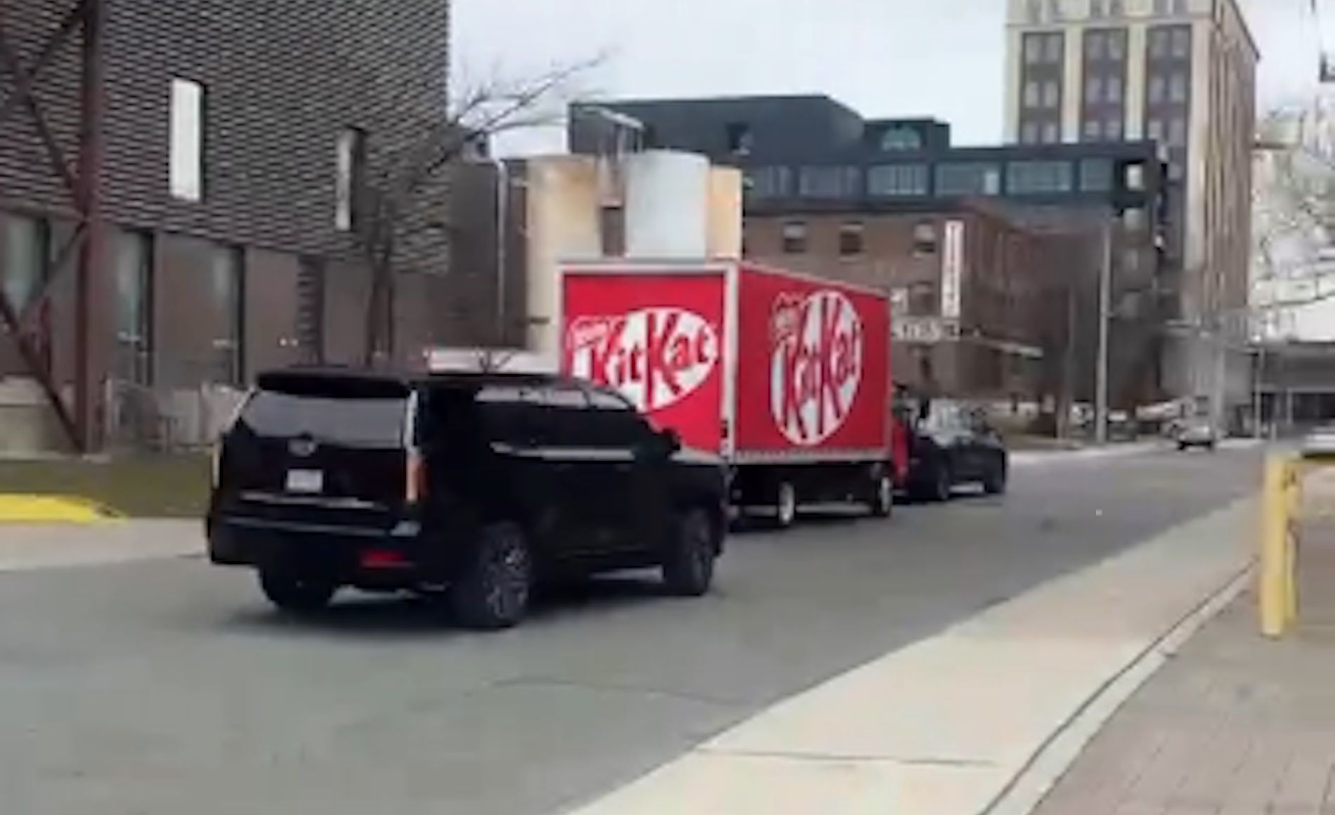 Camion KitKat escoltado Toronto