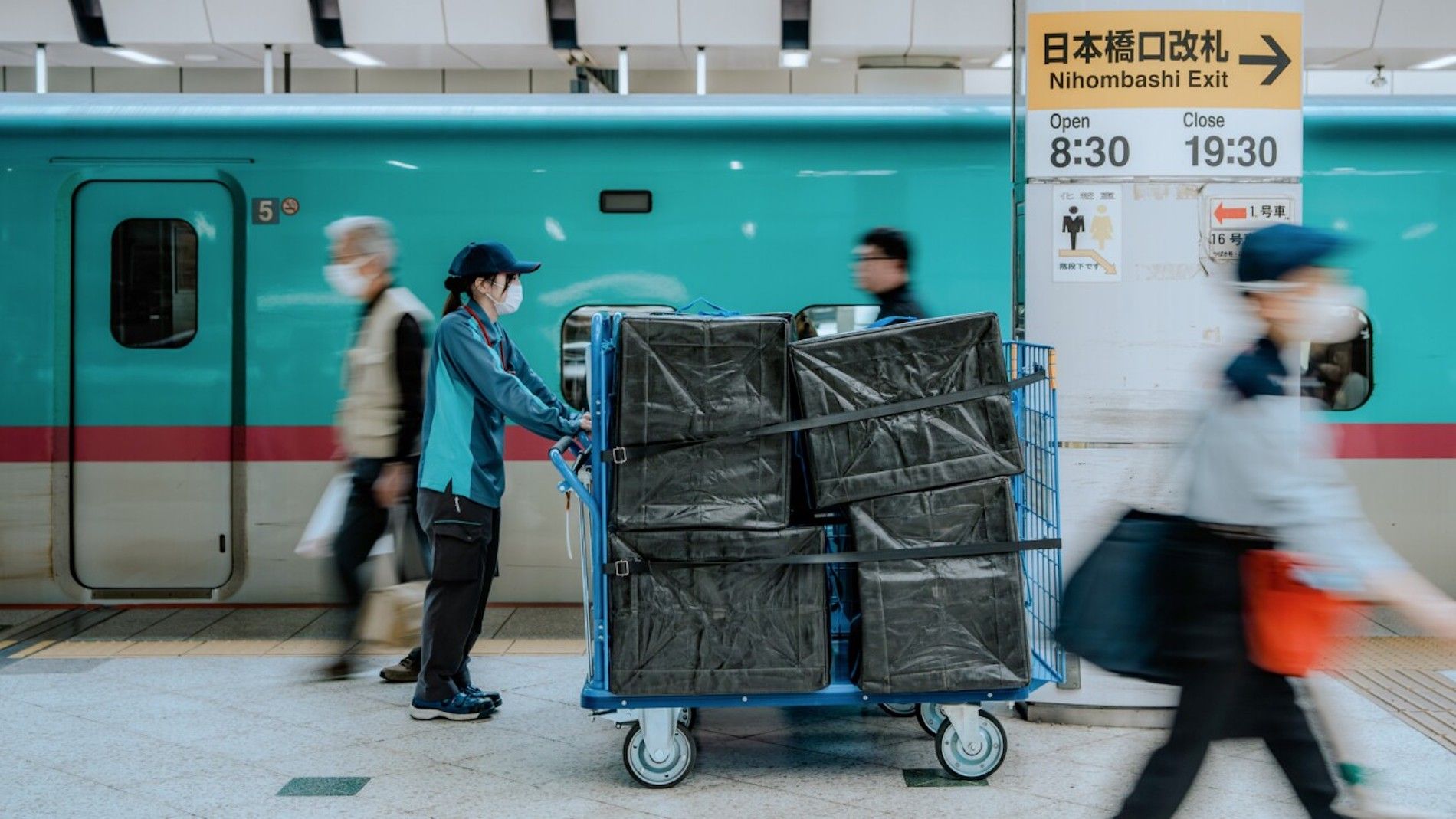 Los paquetes se transportan en áreas que no están destinadas a pasajeros.