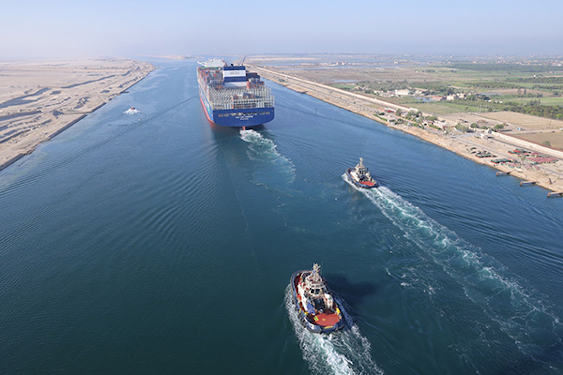 CMACGM Vendome en el canal de Suez
