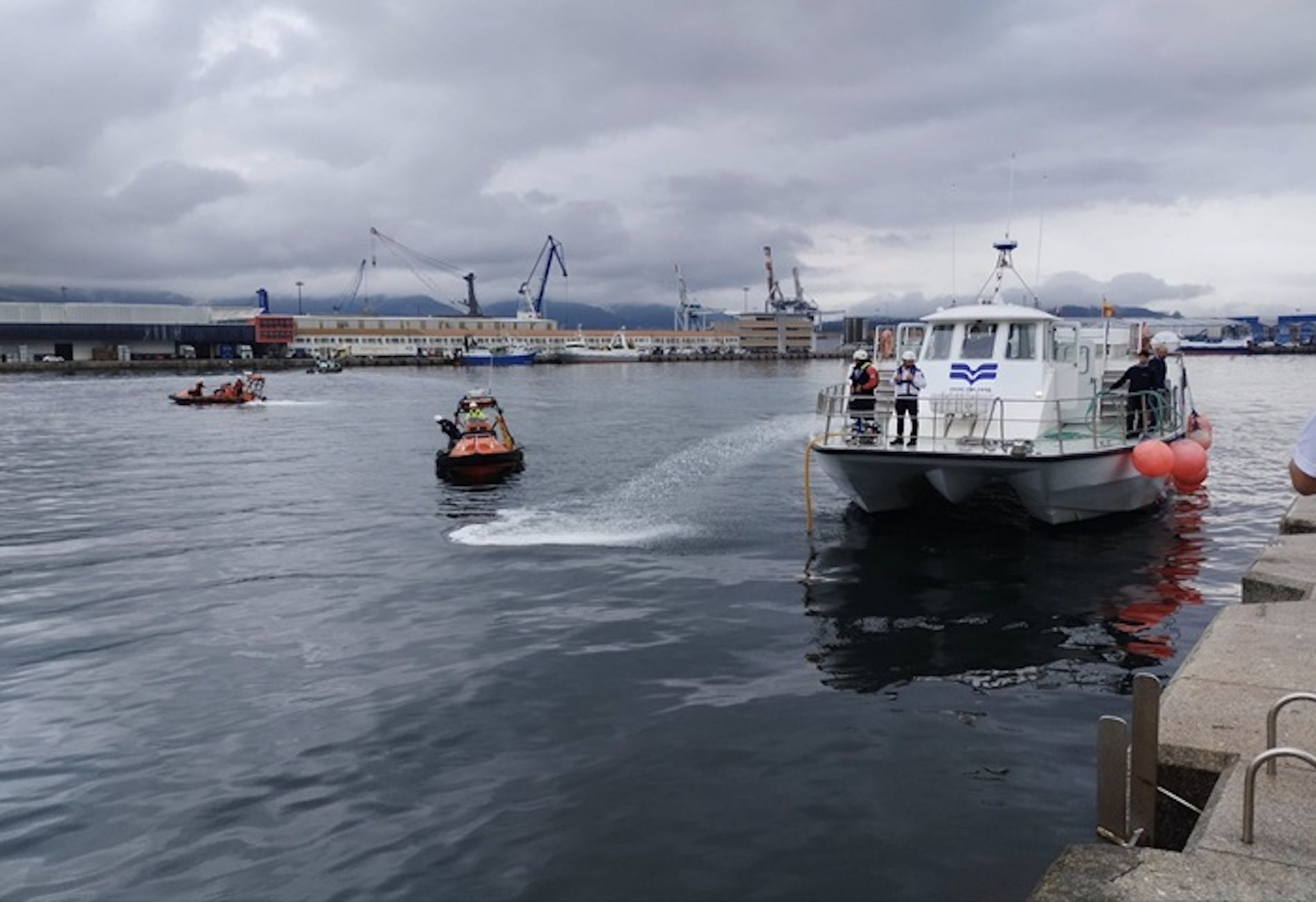 La prueba ha consistido en la colisión de una embarcación de pasaje de ría con un objeto en aguas de la rada gallega.