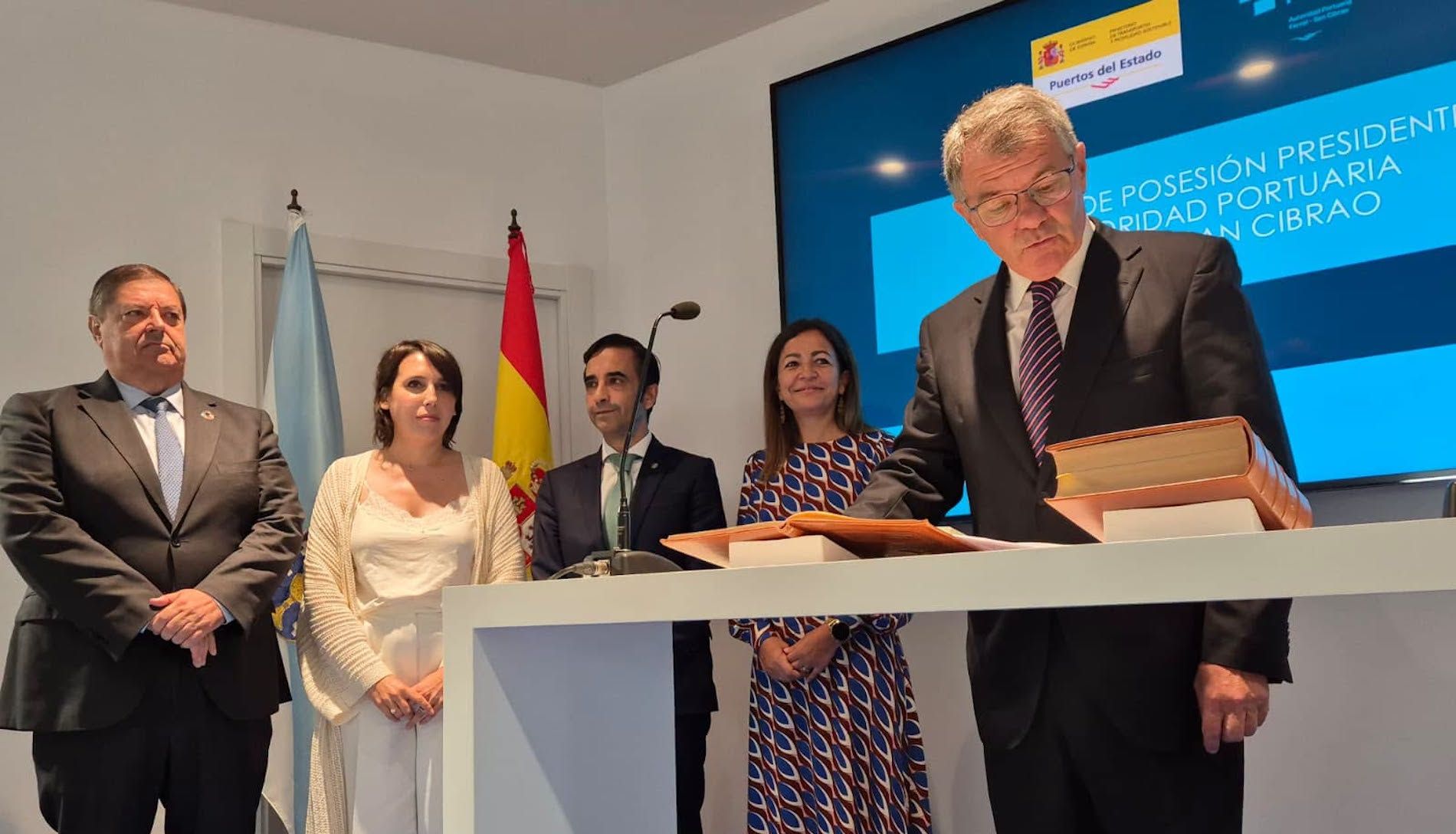 Álvarez Vidal es licenciado en Derecho.