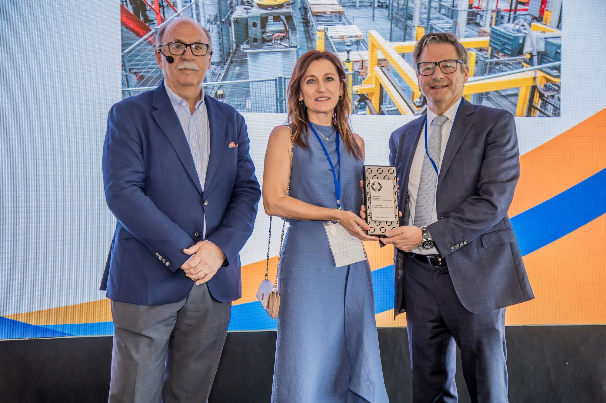 Pablo García Ugena, director general de Dematic, y Sonia Bello, directora comercial recogen el Premio10 a la excelencia en Intralogística.