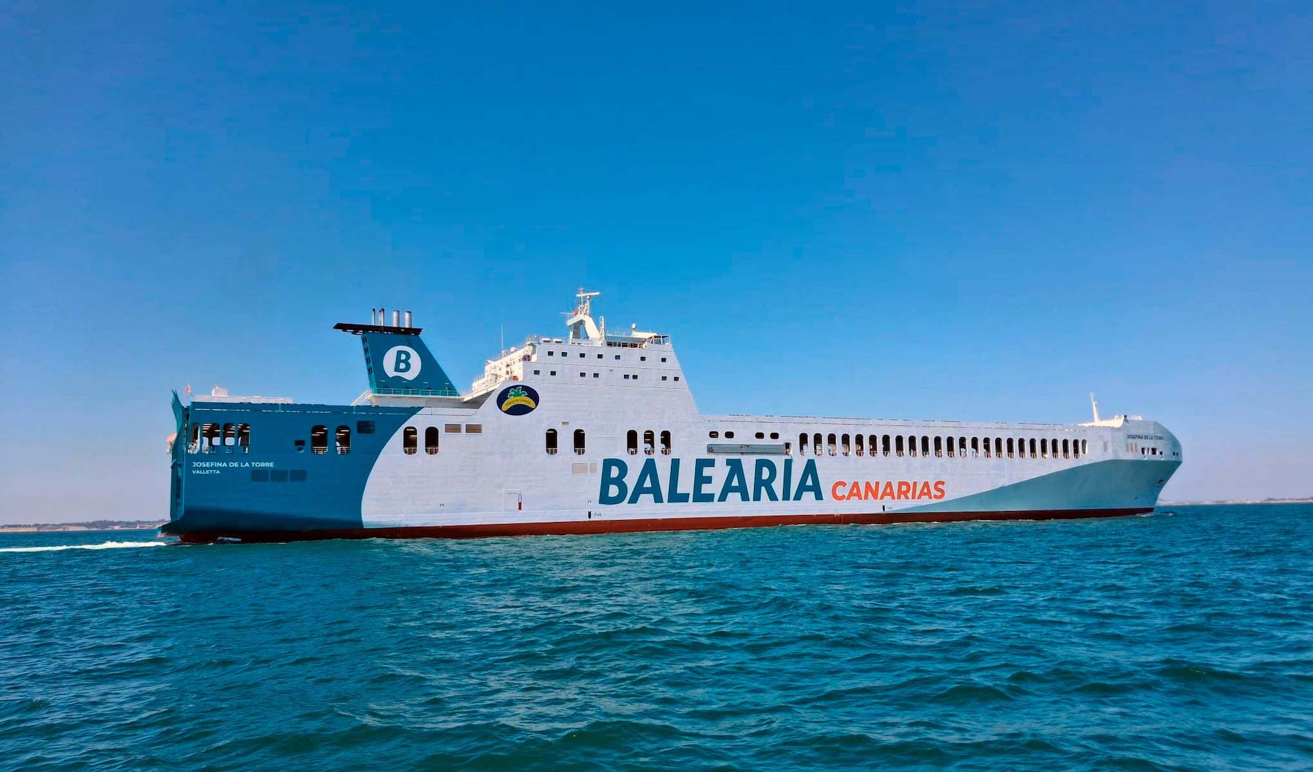 El 'Josefina de la Torre' tiene capacidad para transportar 280 camiones.