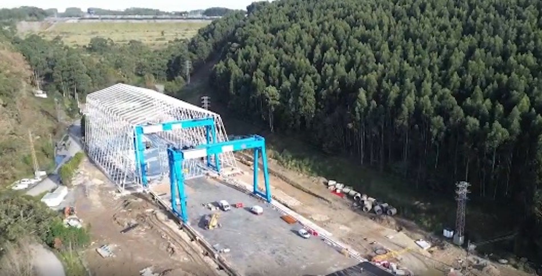 Las instalaciones están ubicadas en la margen derecha de la ría de Avilés.