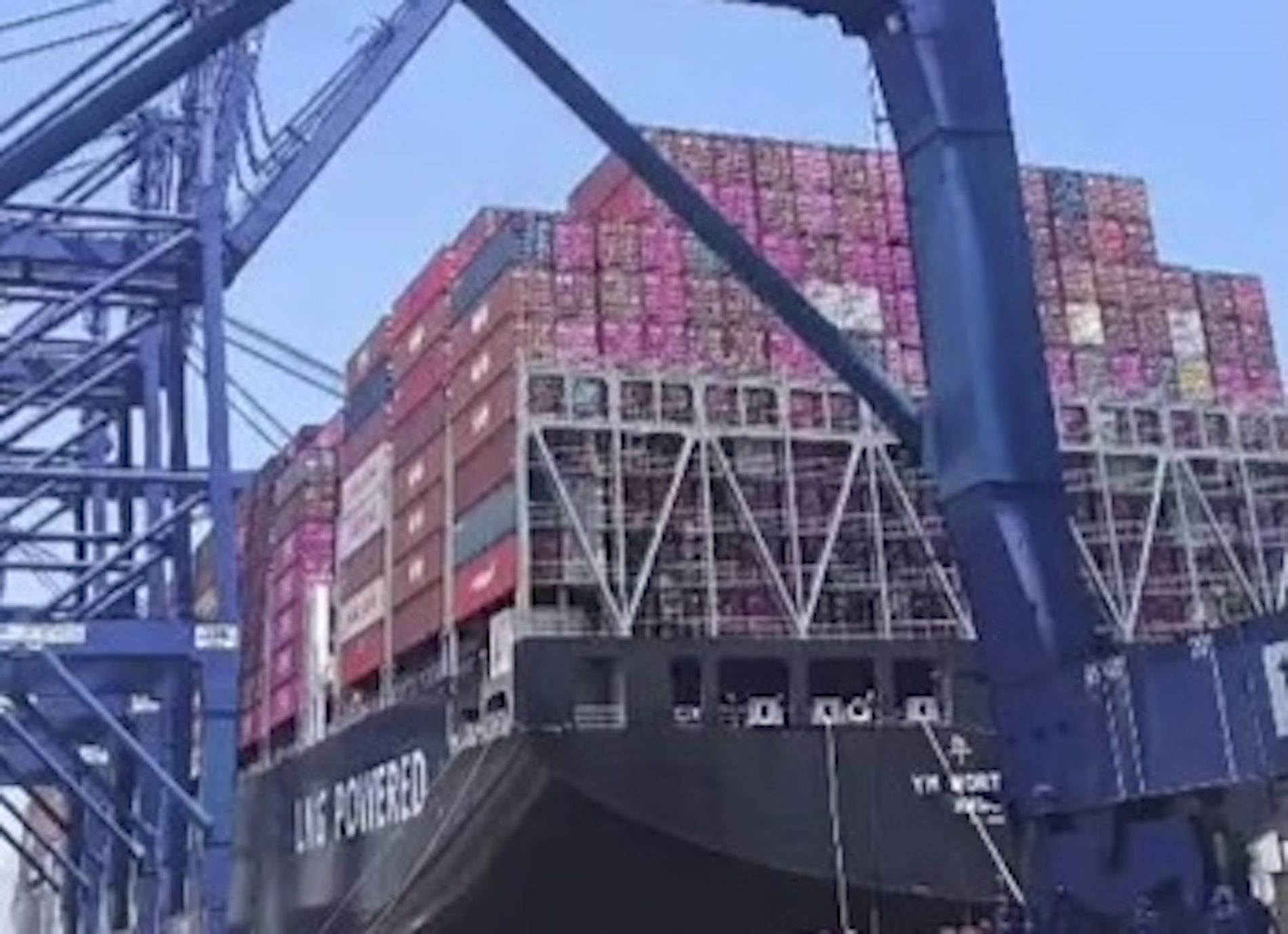 La embarcación tiene 15.500 TEUs de capacidad.