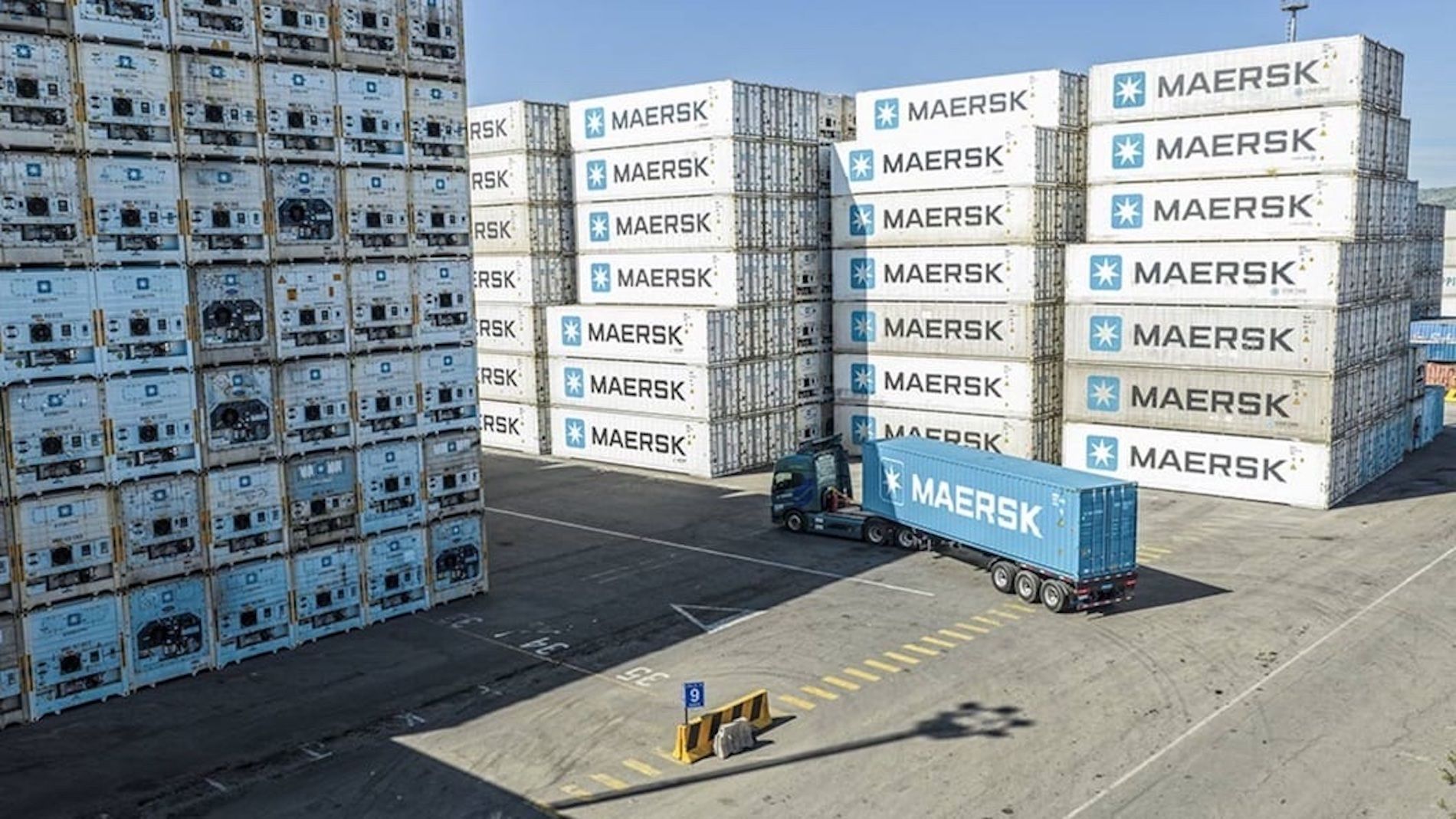 cotenedores refrigerados Maersk apilados con camion