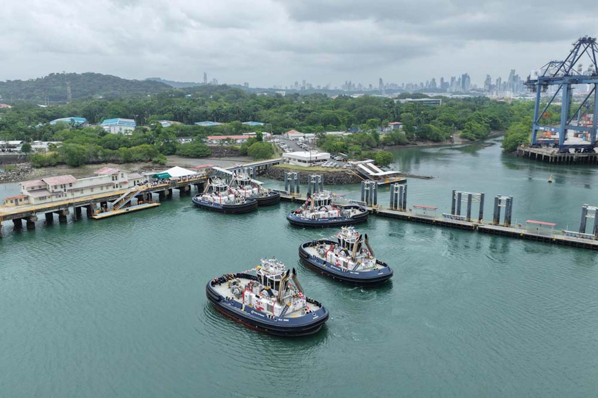 cinco remolcadores canala de panama