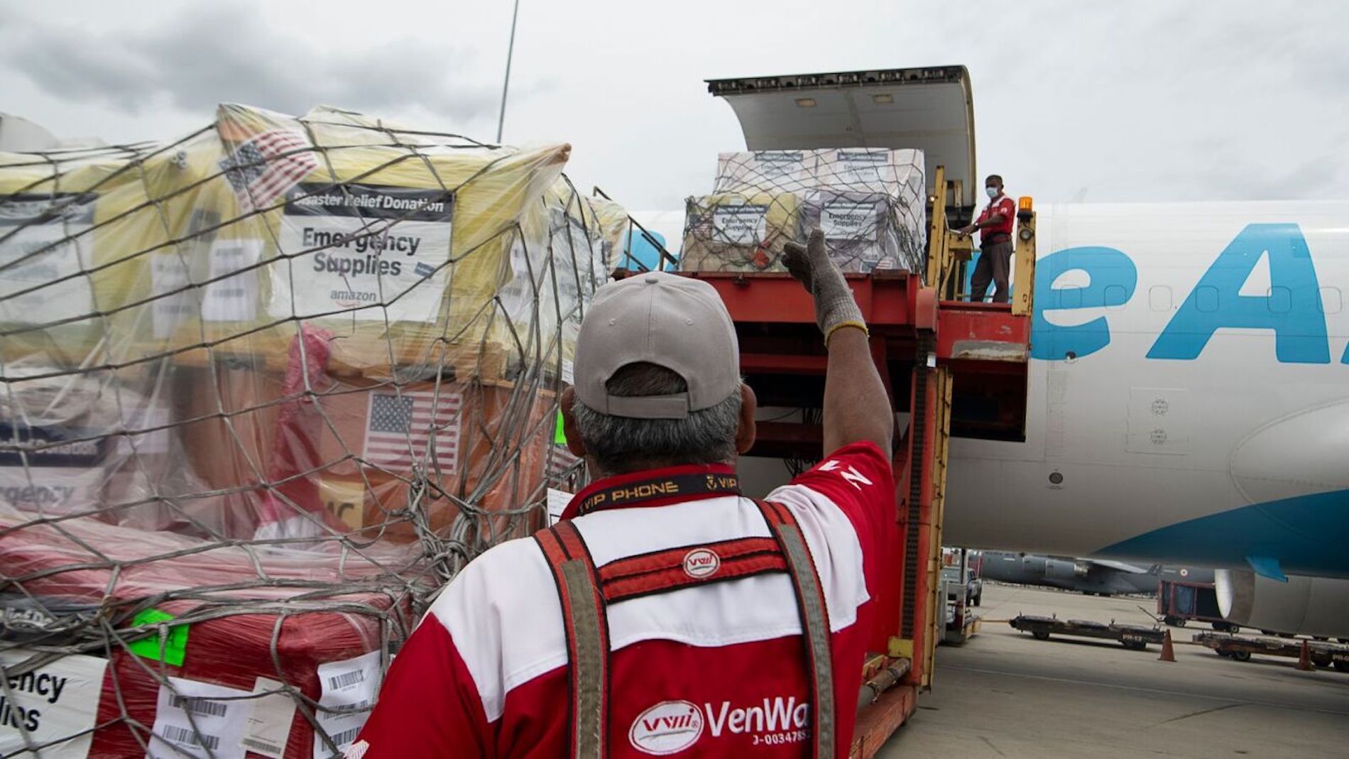  Amazon dona la aeronave para estos trayectos y el combustible.