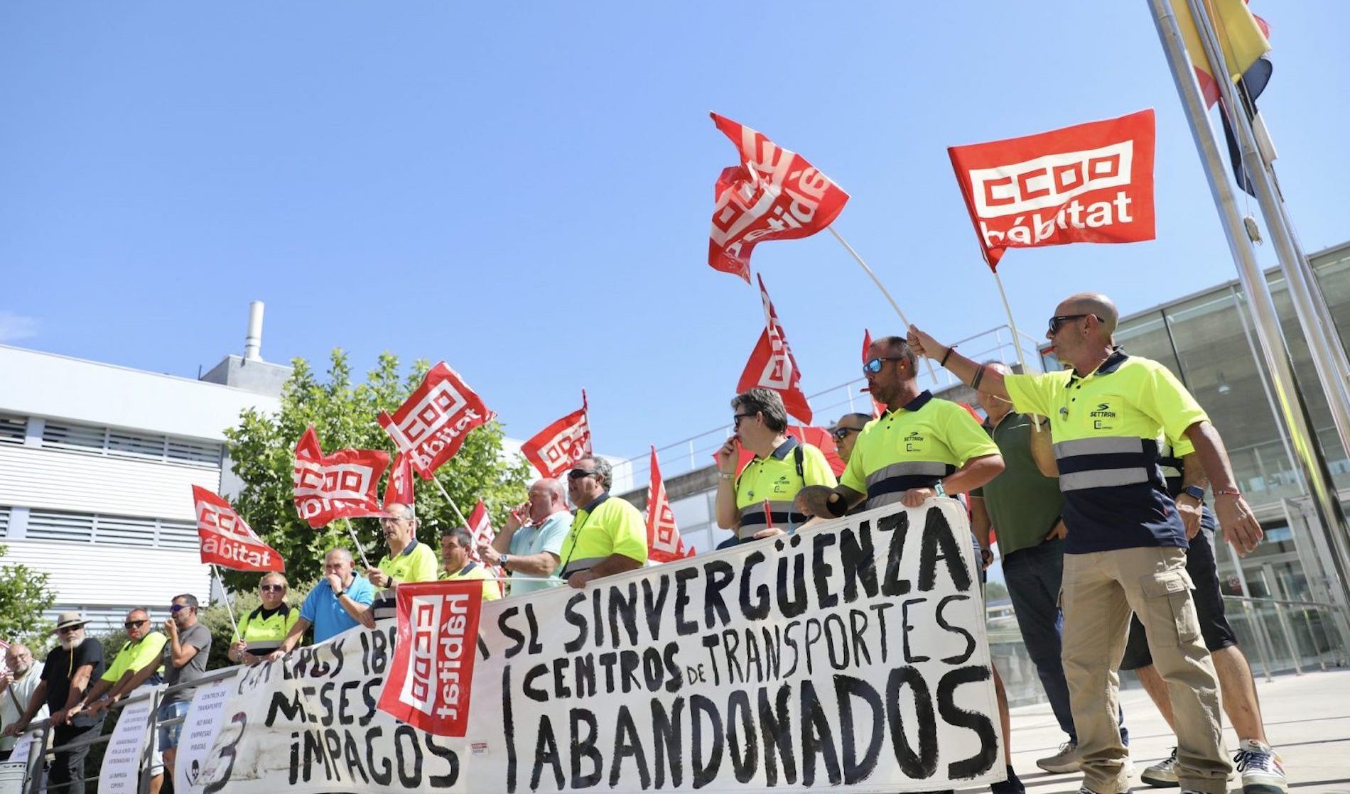 La medida afecta a 56 trabajadores que prestan servicio en los diez centros de transportes de la región.