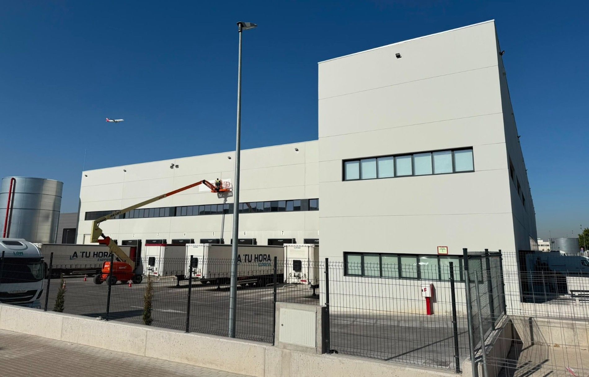 Las instalaciones incorporan un sorter capaz de clasificar hasta 8.600 paquetes por hora.